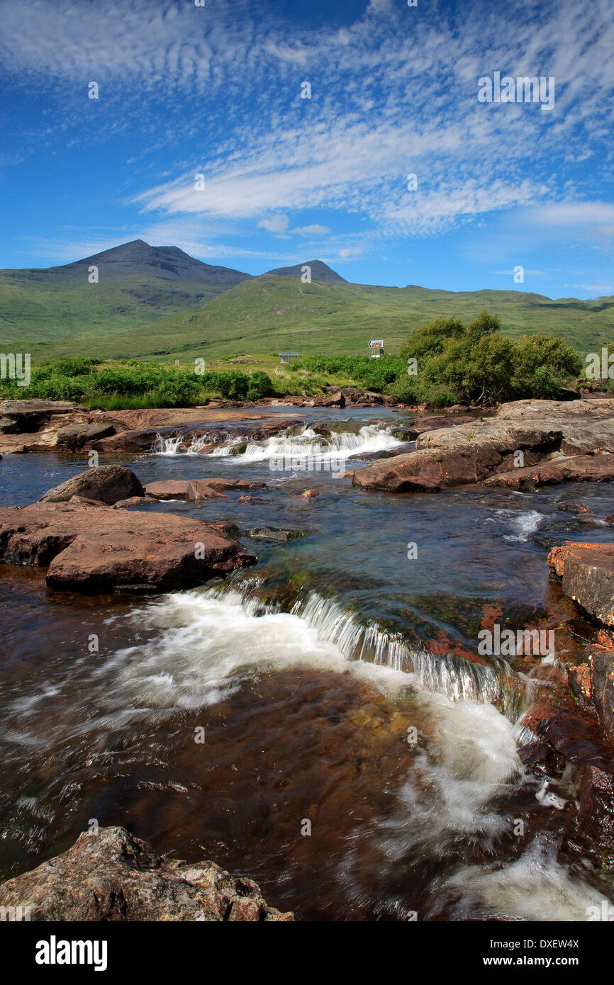 Visualizzazione verticale delle cascate nella pittoresca glen more con Ben più di distanza.Isola di Mull Argyll. Foto Stock