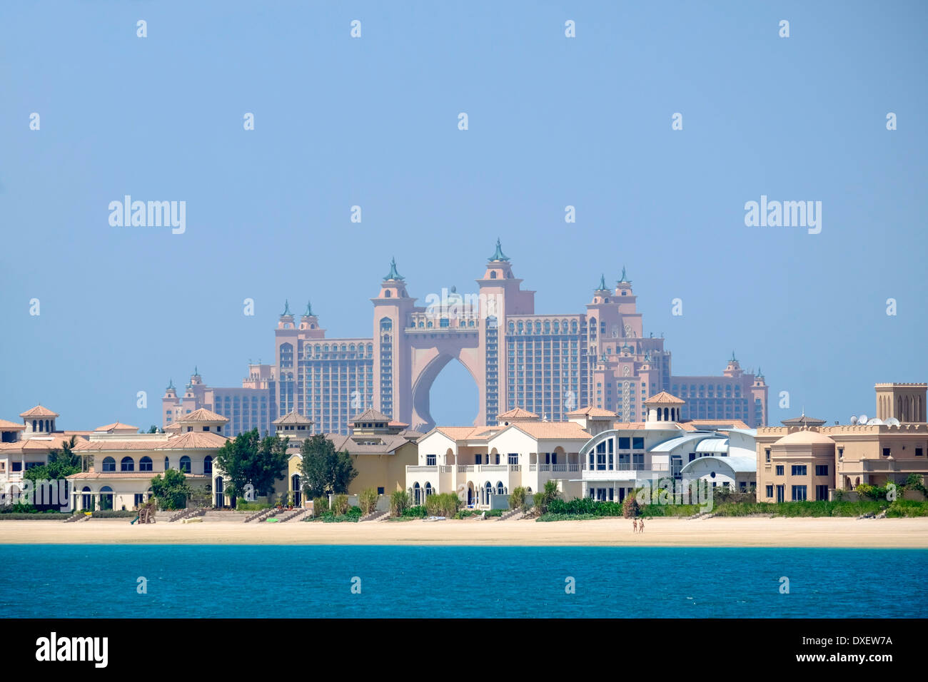 Ville di lusso sul frond di Palm Island man-made isola con Atlantis Palm hotel verso la parte posteriore in Dubai Emirati Arabi Uniti Foto Stock