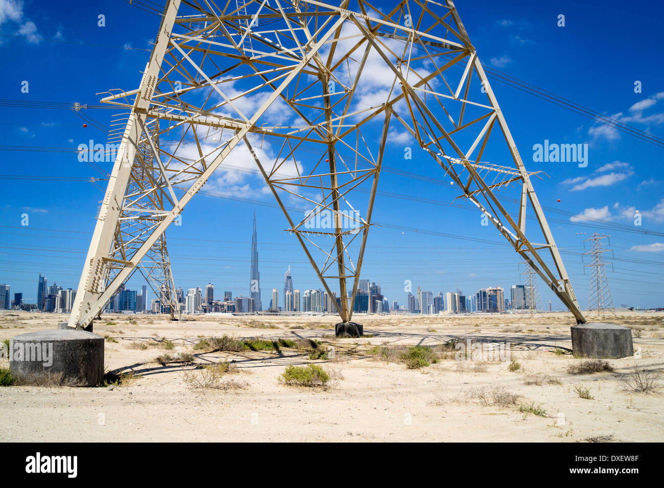 Skyline di Dubai con la trasmissione di elettricità ad alta tensione tralicci in Emirati Arabi Uniti Foto Stock