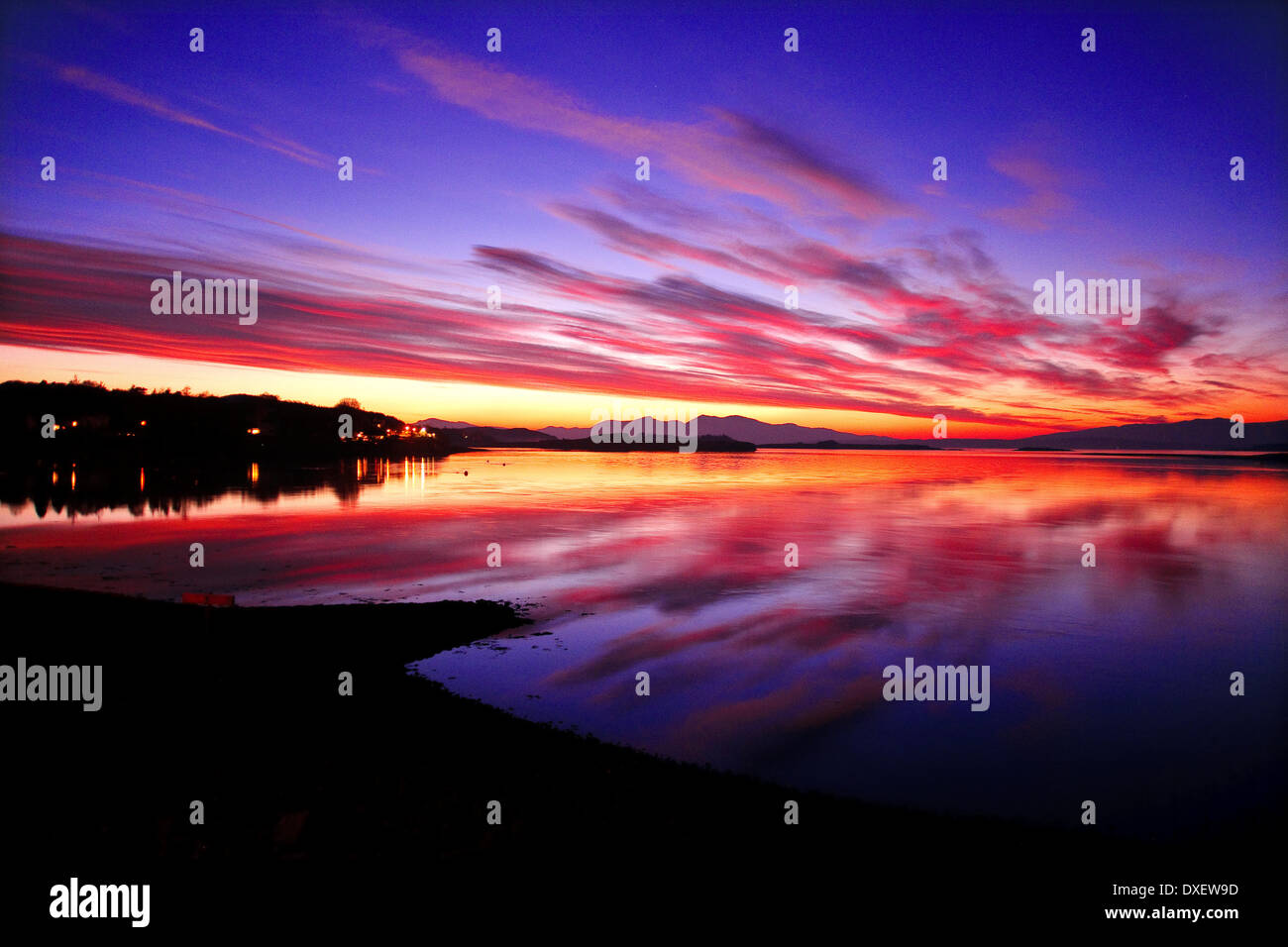 Spettacolare tramonto sull'isola di Mull come visto dall'connel village,argyll. Foto Stock