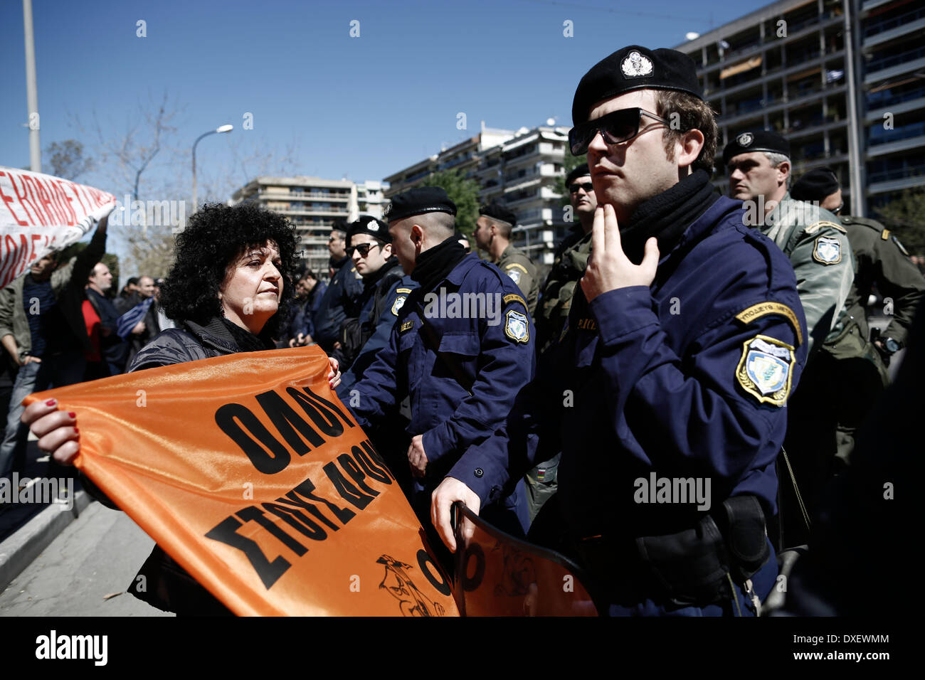 Salonicco, Grecia . 25 Mar, 2014. Gli insegnanti hanno protestato contro i licenziamenti nel settore pubblico imposti sotto il debito-mired internazionali del paese bailout impegno. Sotto rigoroso le misure di polizia per paura di proteste contro il governo ha tenuto la parata degli studenti per commemorare la Grecia Independance giorno a Salonicco, Grecia il 25 marzo 2014. Credito: Konstantinos Tsakalidis/Alamy Live News Foto Stock