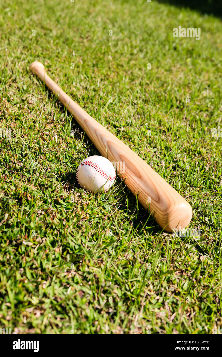 Concetto foto di una mazza da baseball e bianco palla di cuoio Foto Stock