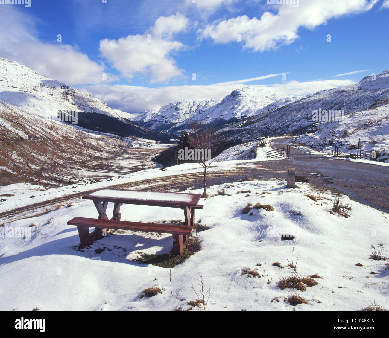 Inverno vista dal vertice di Glen Croe meglio noto come "il resto e ed essere grati". Foto Stock