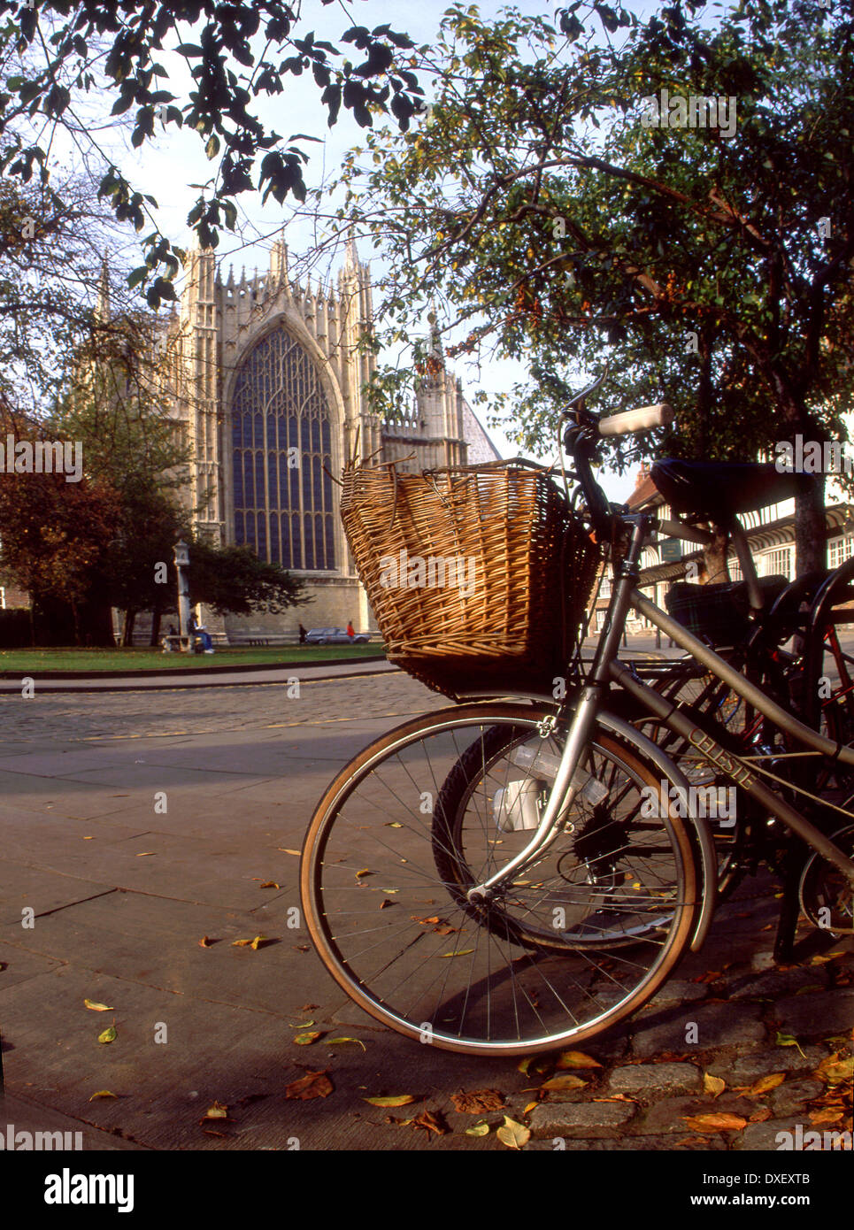 Vista verso est timpano di York Minster con ciclo in primo piano.città di York Foto Stock