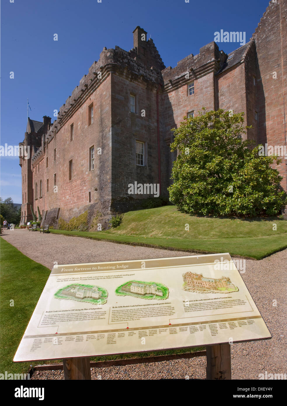 Brodick Castle come si vede dalla scheda Informazioni su giardini, Isle of Arran. Foto Stock