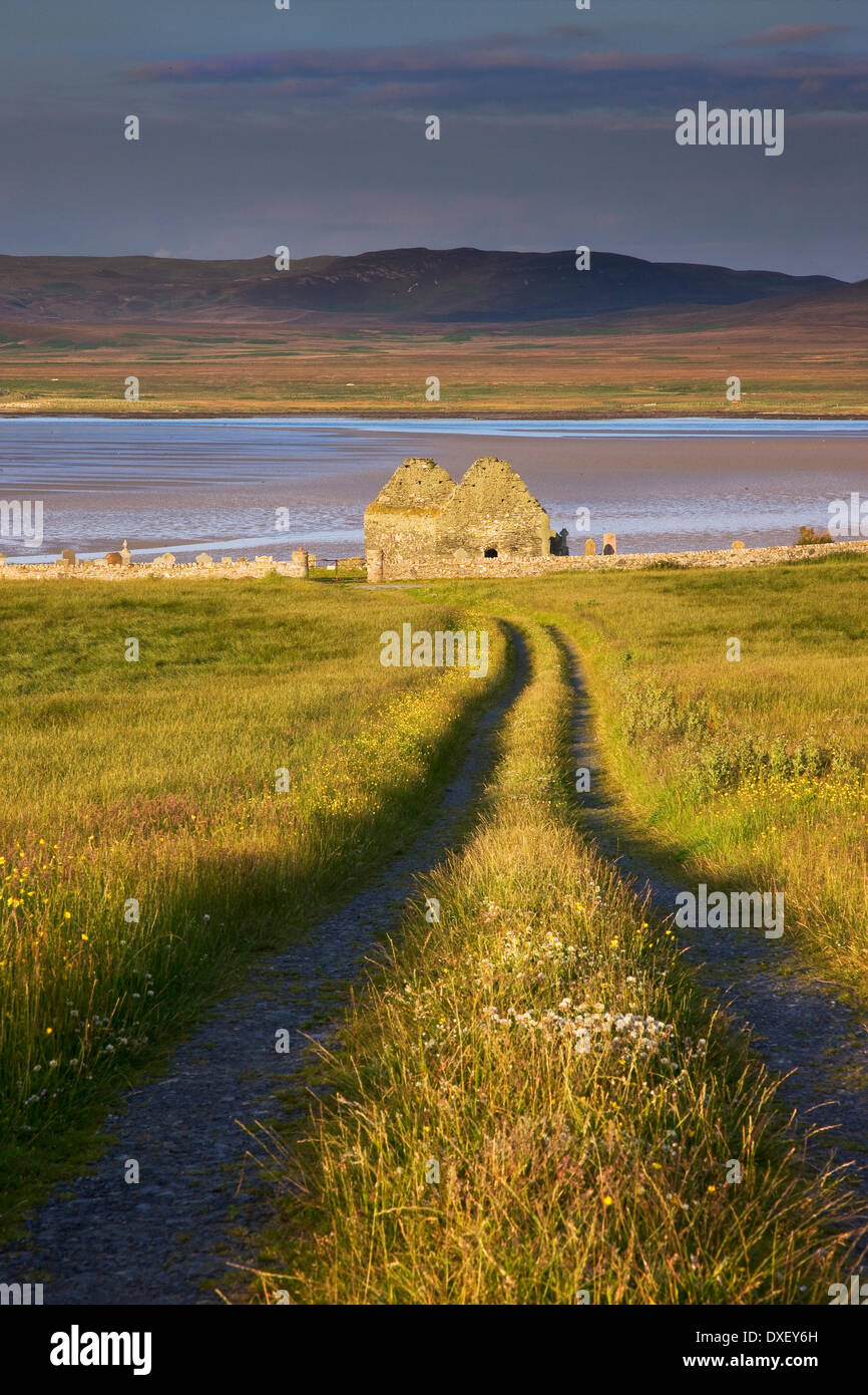 Sera La luce colpisce le rovine della cappella Kilnave sulle rive di Loch Gruinart, Islay Foto Stock