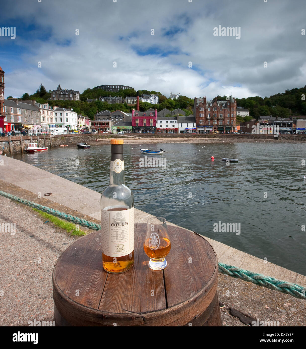 Vetro e bottiglia di Oban single malt whisky, Oban, Argyll Foto Stock