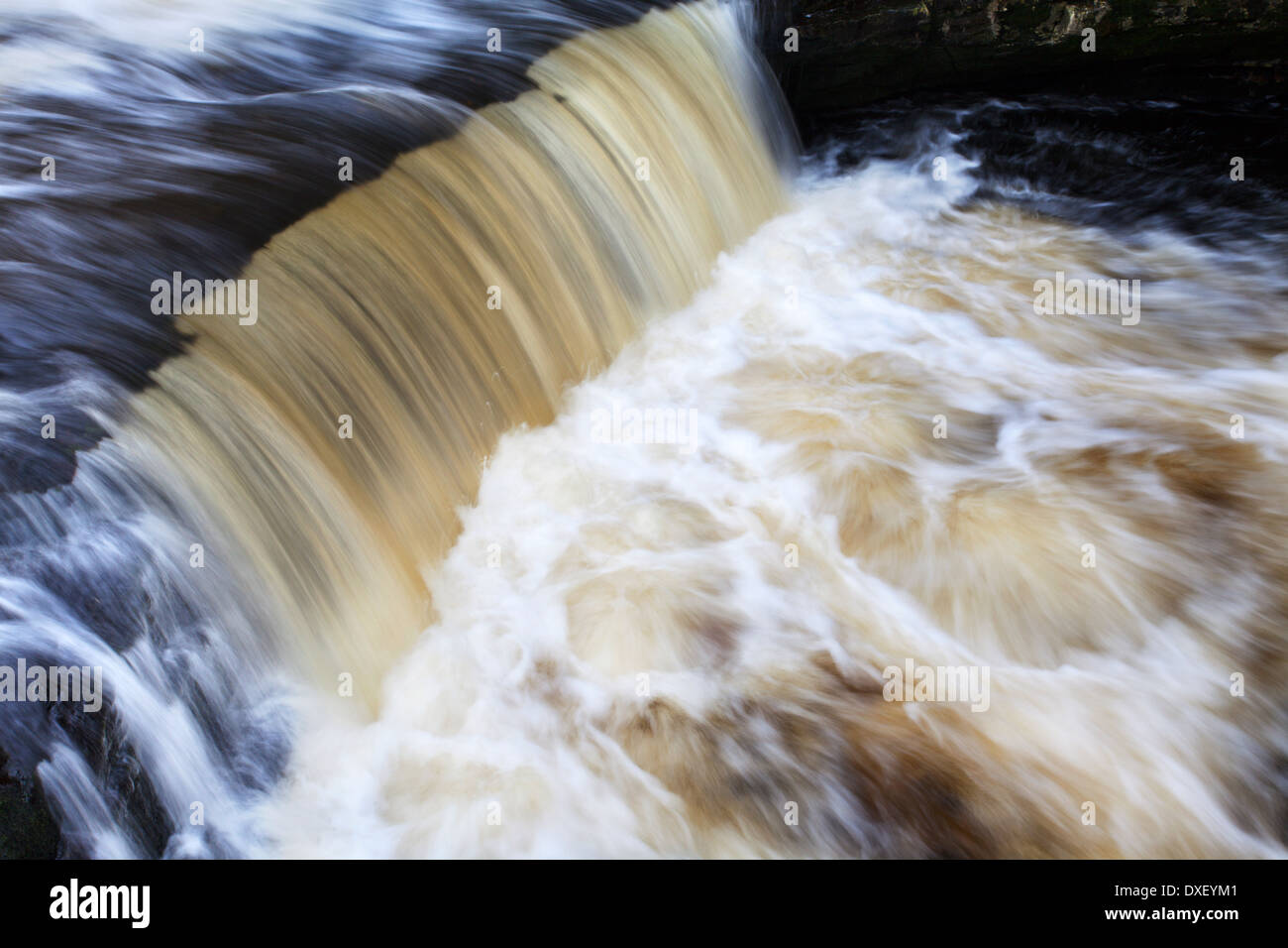 Acqua torbosi Stainforth in vigore sul fiume Ribble Yorkshire Dales Inghilterra Foto Stock