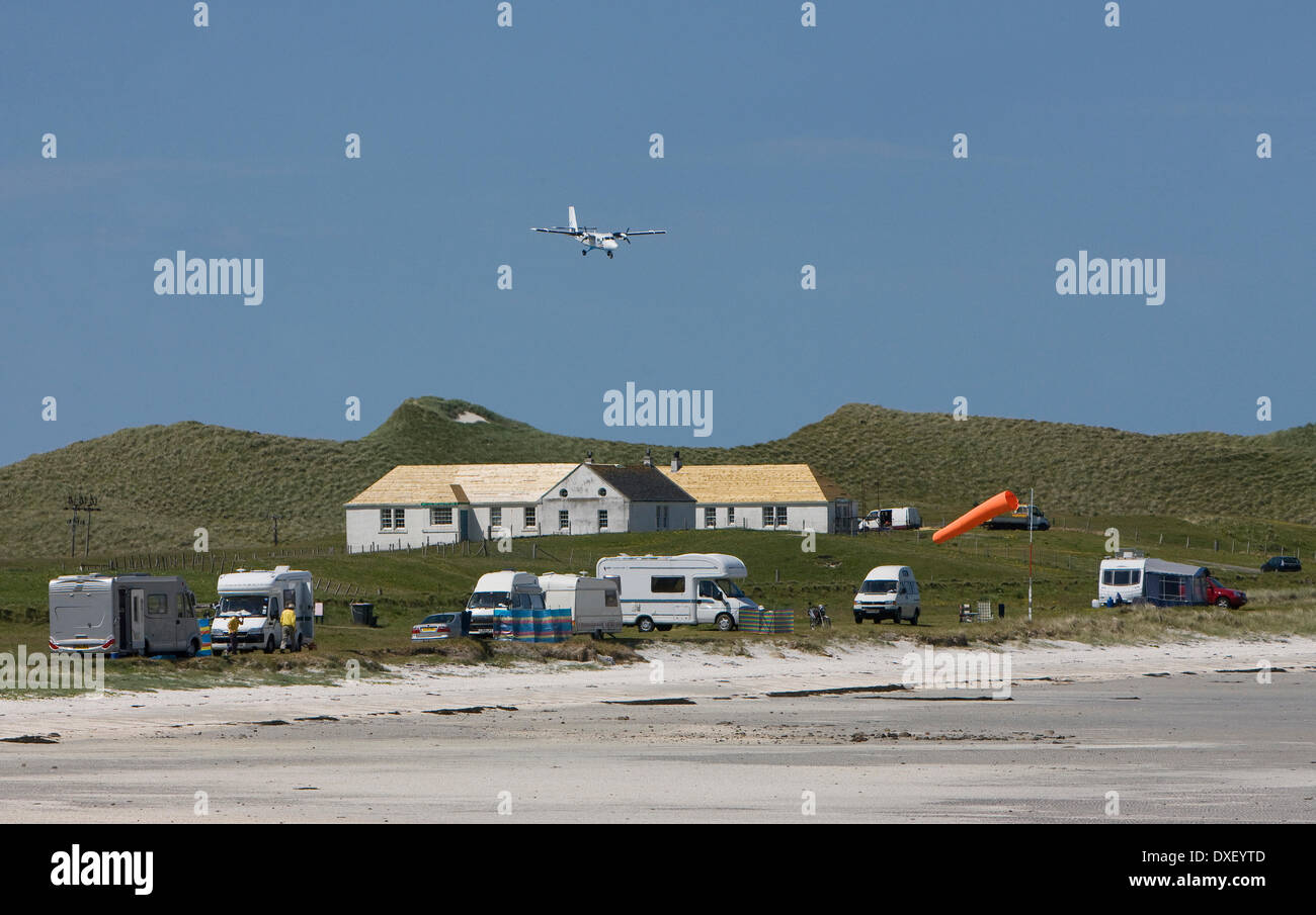 Flybe twin otter sulla fase finale a Barra Aiport, Isle of Barra, Ebridi Esterne Foto Stock