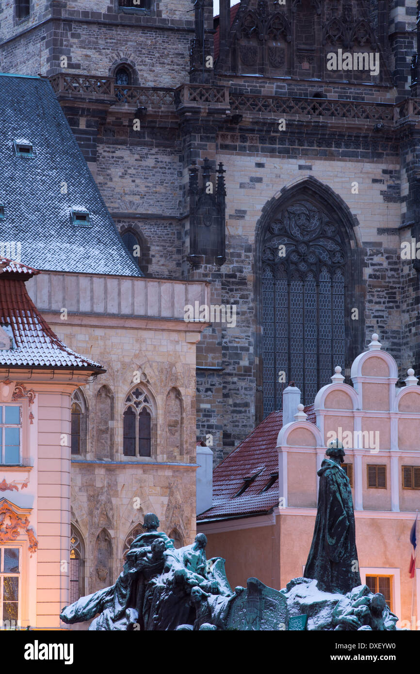 Il Jan Hus Memorial con una spolverata di neve nella Piazza della Città Vecchia di Praga, Repubblica Ceca Foto Stock