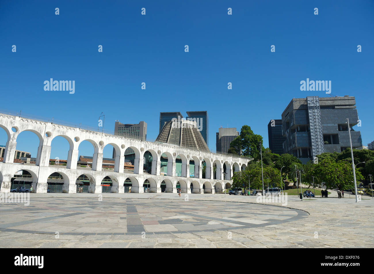 Landmark archi bianchi di Arcos da Lapa nel centro di Rio de Janeiro in Brasile Foto Stock