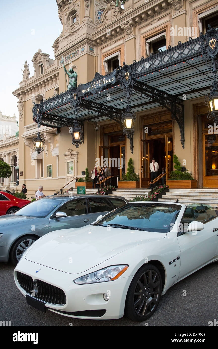 Costose automobili al di fuori del casinò di Monte Carlo a Monaco. Foto Stock