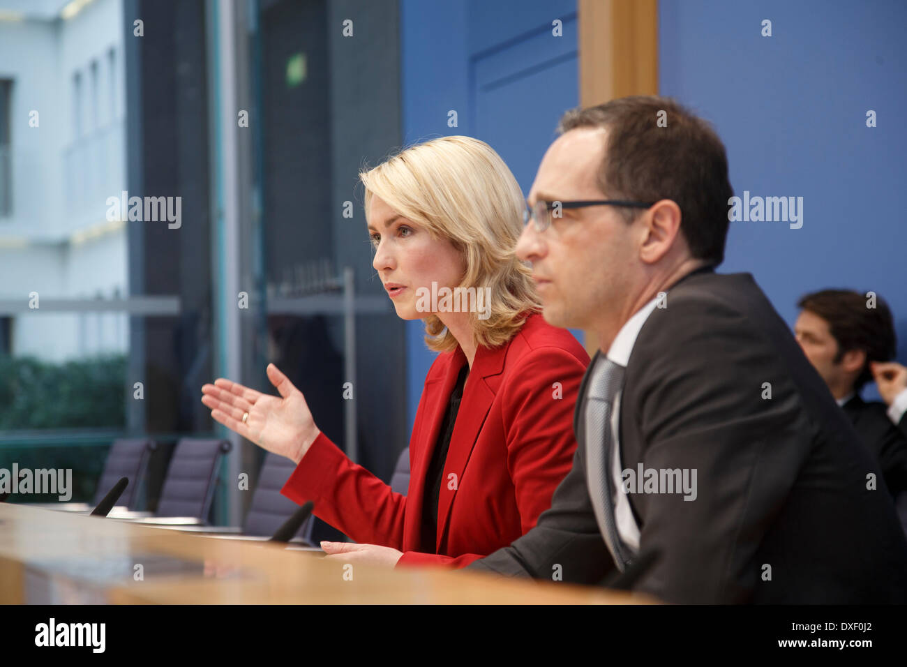 Berlino, Germania. Marzo 25th, 2014. Heiko Maas, Ministro federale della giustizia e dei consumatori, protectionand e Manuela Schwesig, Cancelliere federale per la famiglia, gli anziani, le donne e i giovani, per le "linee guida per la procedura legislativa per la pari partecipazione di uomini e donne in posizioni di leadership nel settore privato e nel servizio civile a livello federale conferenza stampa a Berlino. Immagine: Manuela Schwesig (SPD), Ministro tedesco della famiglia, e Heiko Maas, ministro tedesco della giustizia e per la tutela dei consumatori. Credito: Reynaldo Chaib Paganelli/Alamy Live News Foto Stock