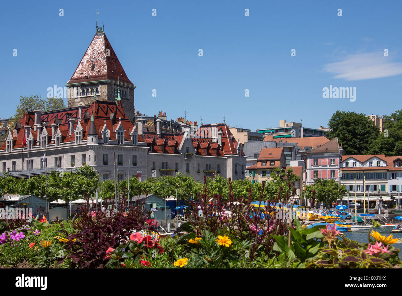 Chateau d'Ouchy e il lungomare della città di Ouchy sulla sponda nord del Lago di Ginevra in Svizzera. Foto Stock