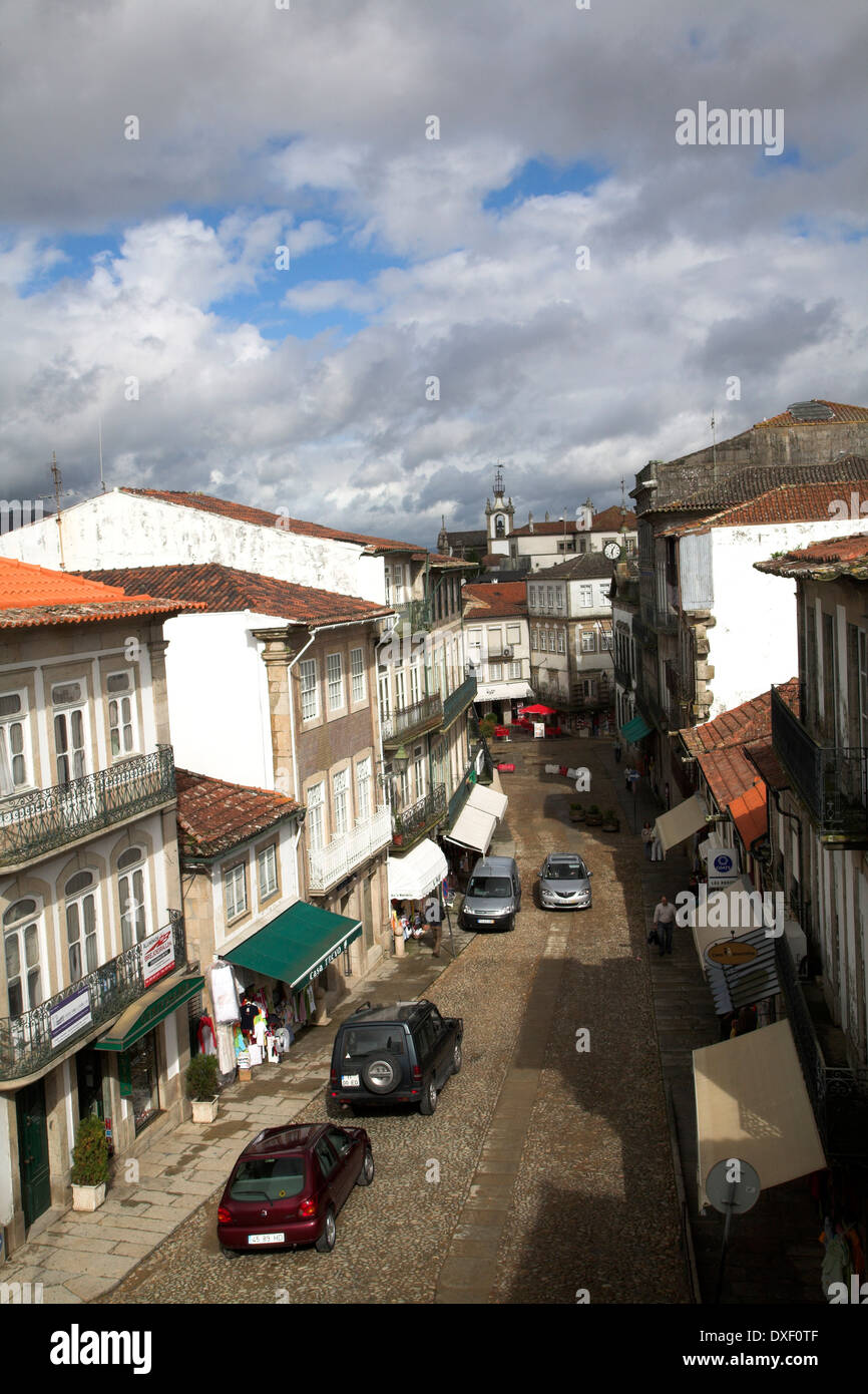 Street nel centro della città dalla posizione sollevata guardando giù, Valenca do Minho, Portogallo Foto Stock