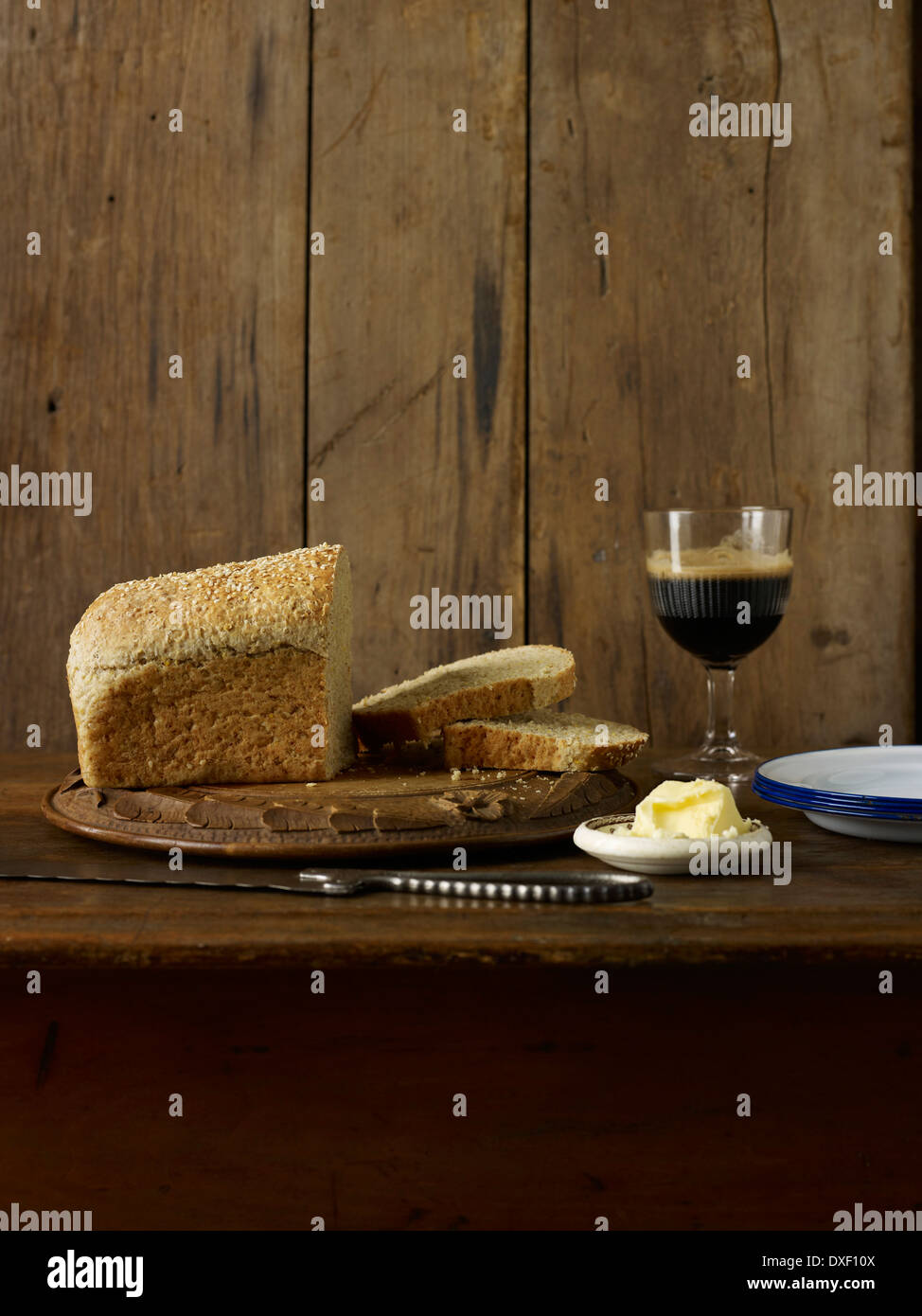 Wholwheat pane con burro, Studio Shot Foto Stock