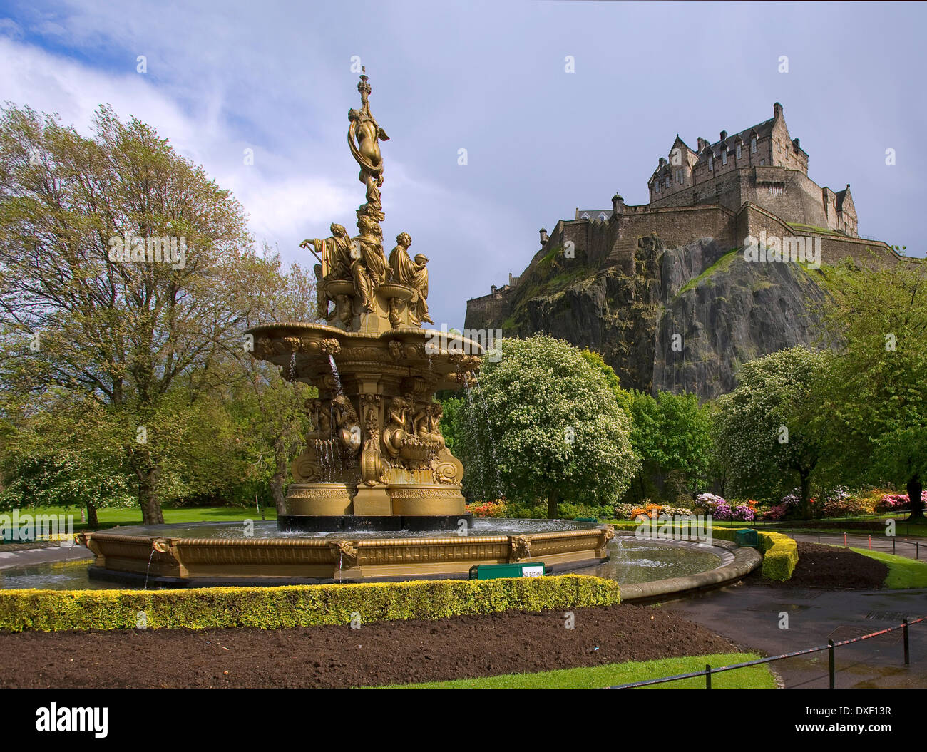 Il Castello di Edimburgo come visto dai giardini di Princes Street, Lothian. Foto Stock