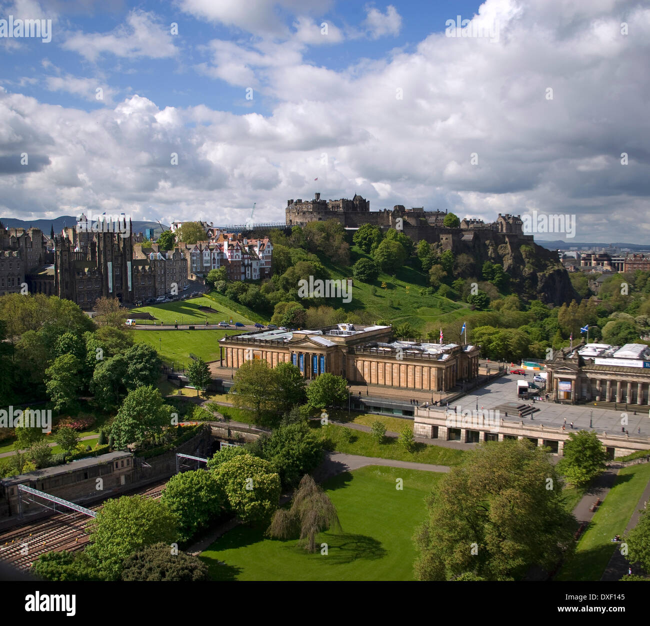 Il Castello di Edimburgo e Galleria Nazionale come si vede dal monumento di Scott, la città di Edimburgo. Foto Stock