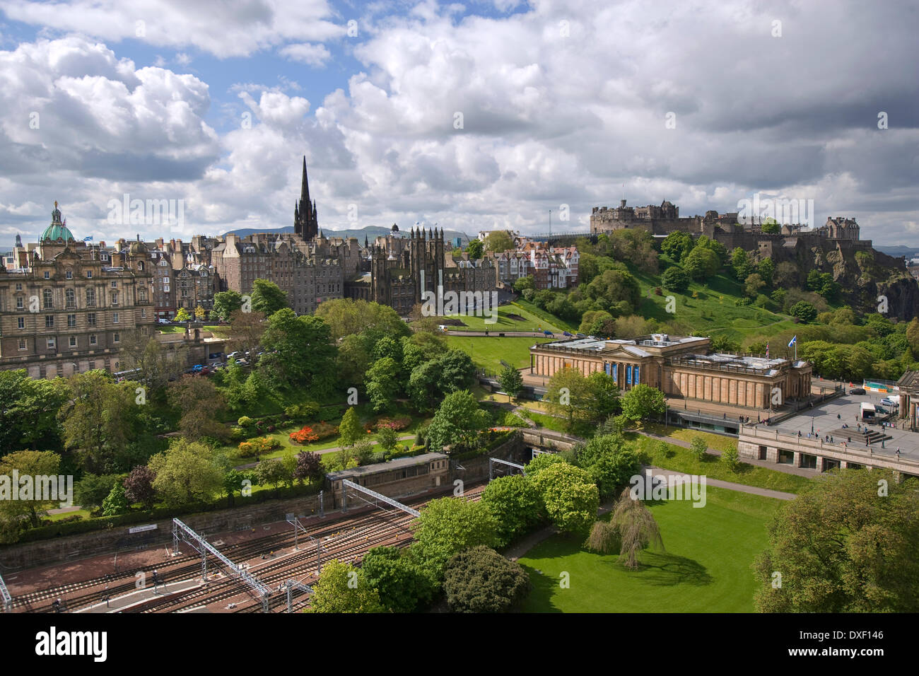 Il castello di Edimburgo, dalla stazione di Waverley e la galleria nazionale come si vede dal monumento di Scott, Lothian. Foto Stock