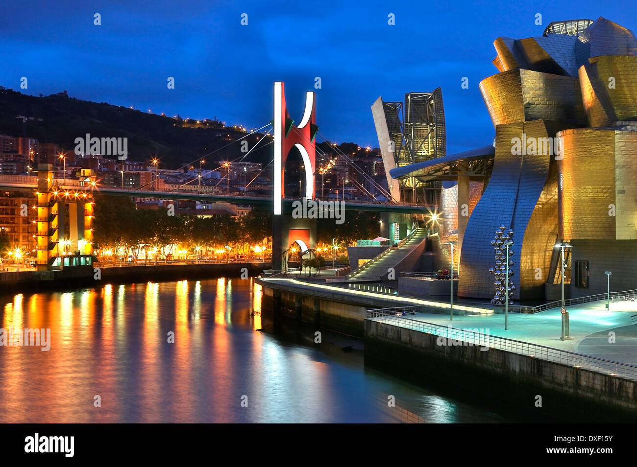 Fiume Nervion e il Puente de la Salve (ponte) e il Museo di Guggenheim. Foto Stock