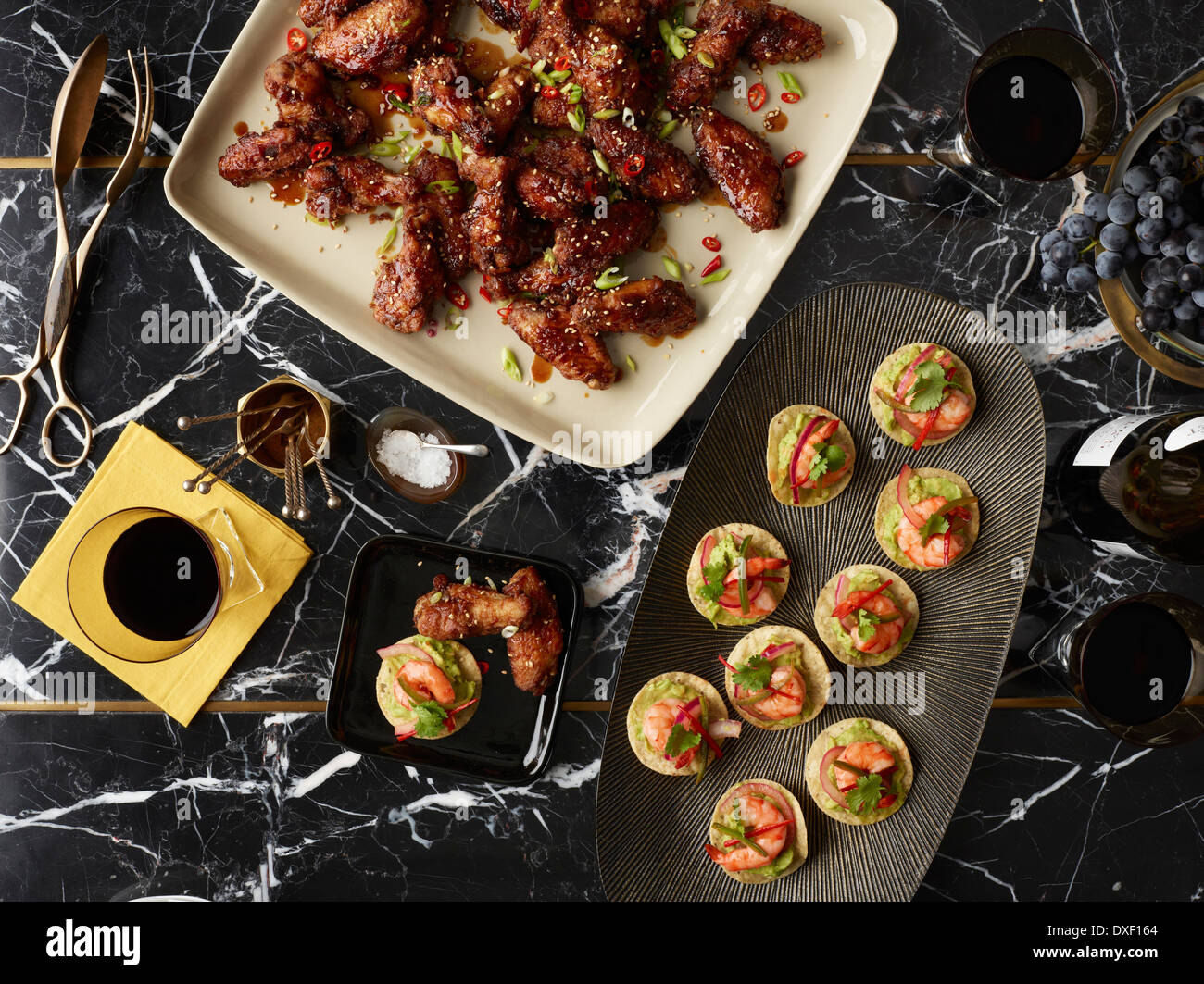 Vista aerea di antipasti, ali di pollo e Crostini, Studio Shot Foto Stock