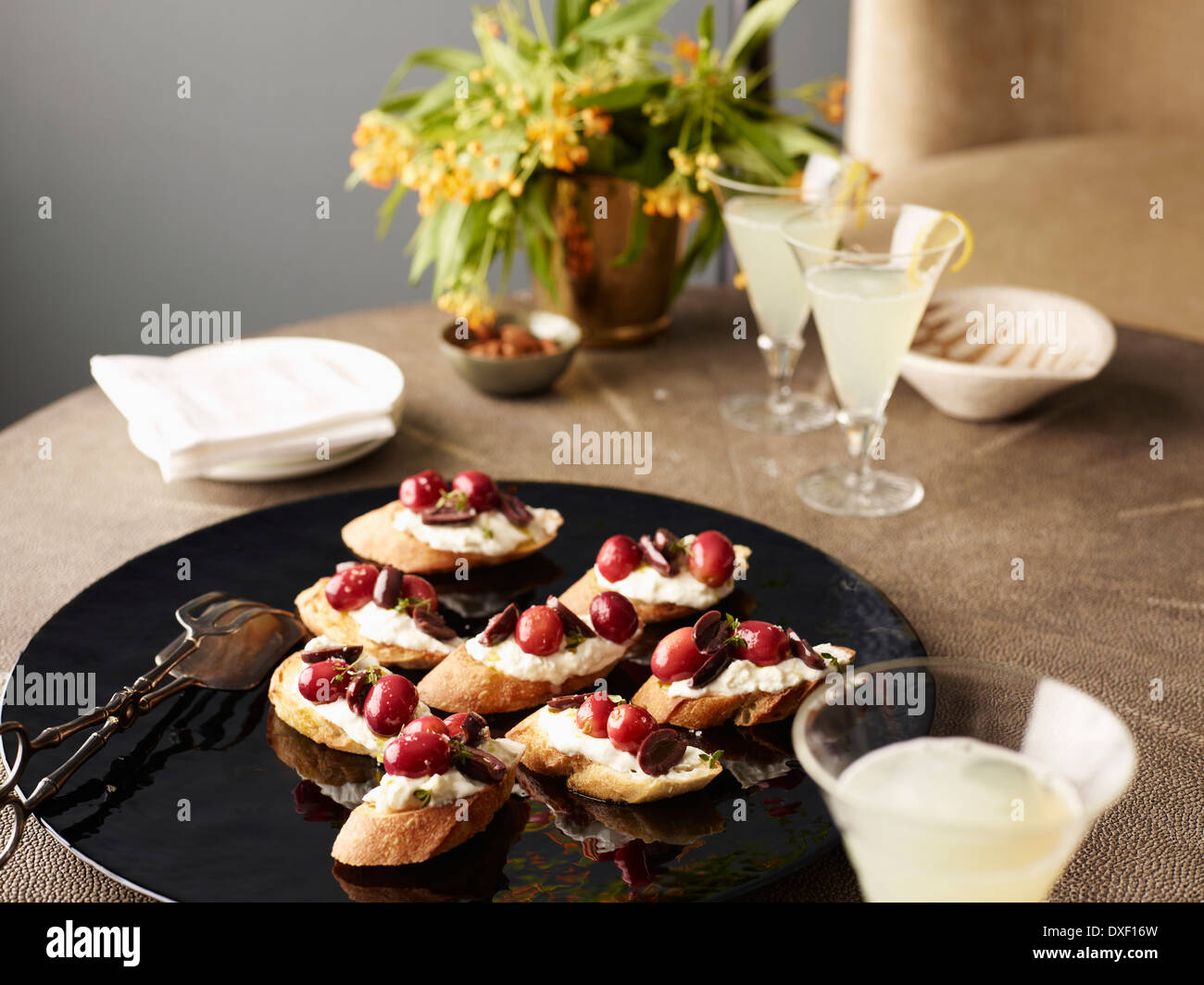 Crostini di uva sul piatto di portata con bevande, Studio Shot Foto Stock