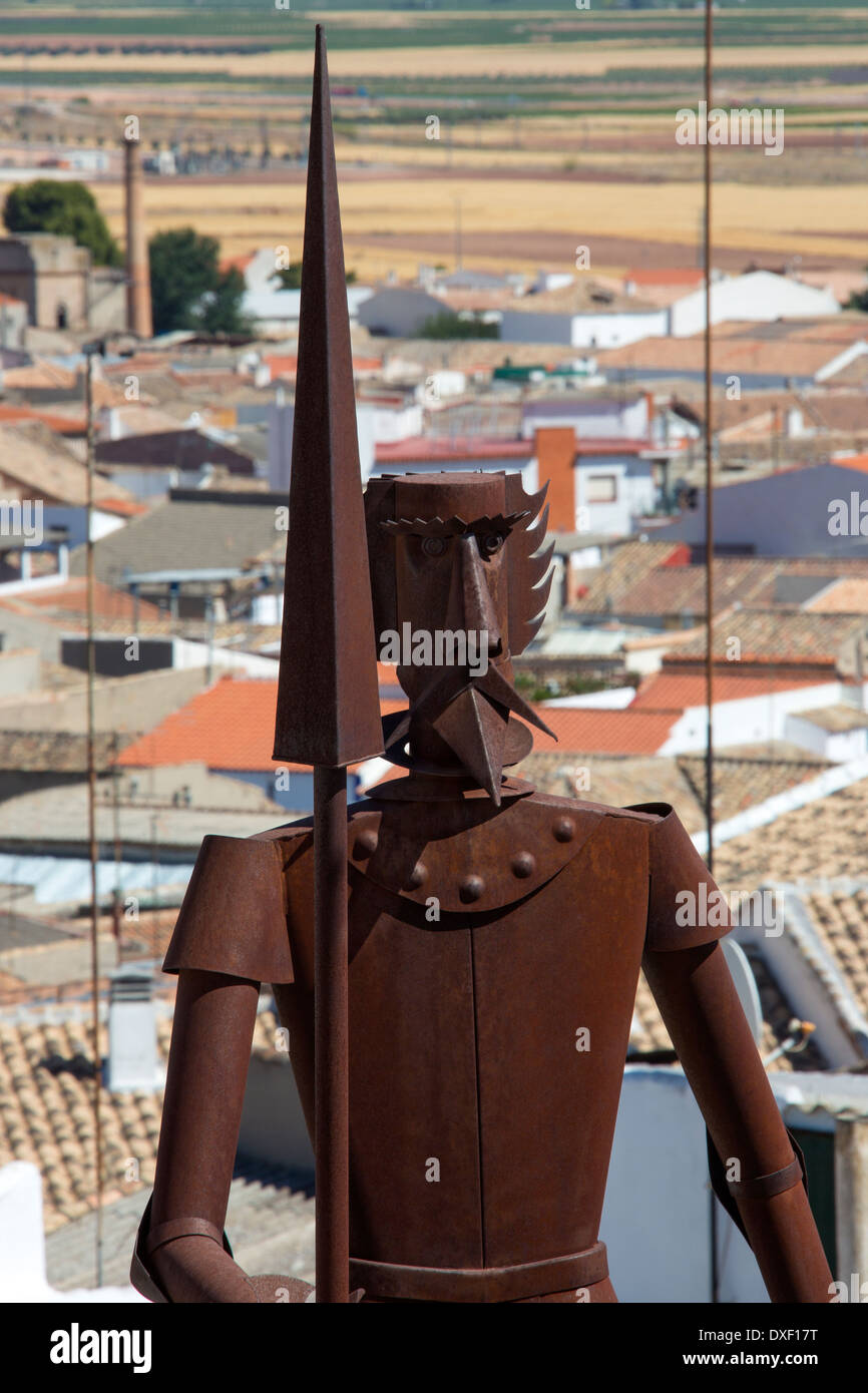 Scultura di metallo di Don Chisciotte nel villaggio di Campo de Criptana, famosa per i suoi mulini a vento. La Mancha regione della Spagna centrale Foto Stock Scultura di metallo di Don Chisciotte nel villaggio di Campo de Criptana, famosa per i suoi mulini a vento. La Mancha regione della Spagna centrale Foto Stock