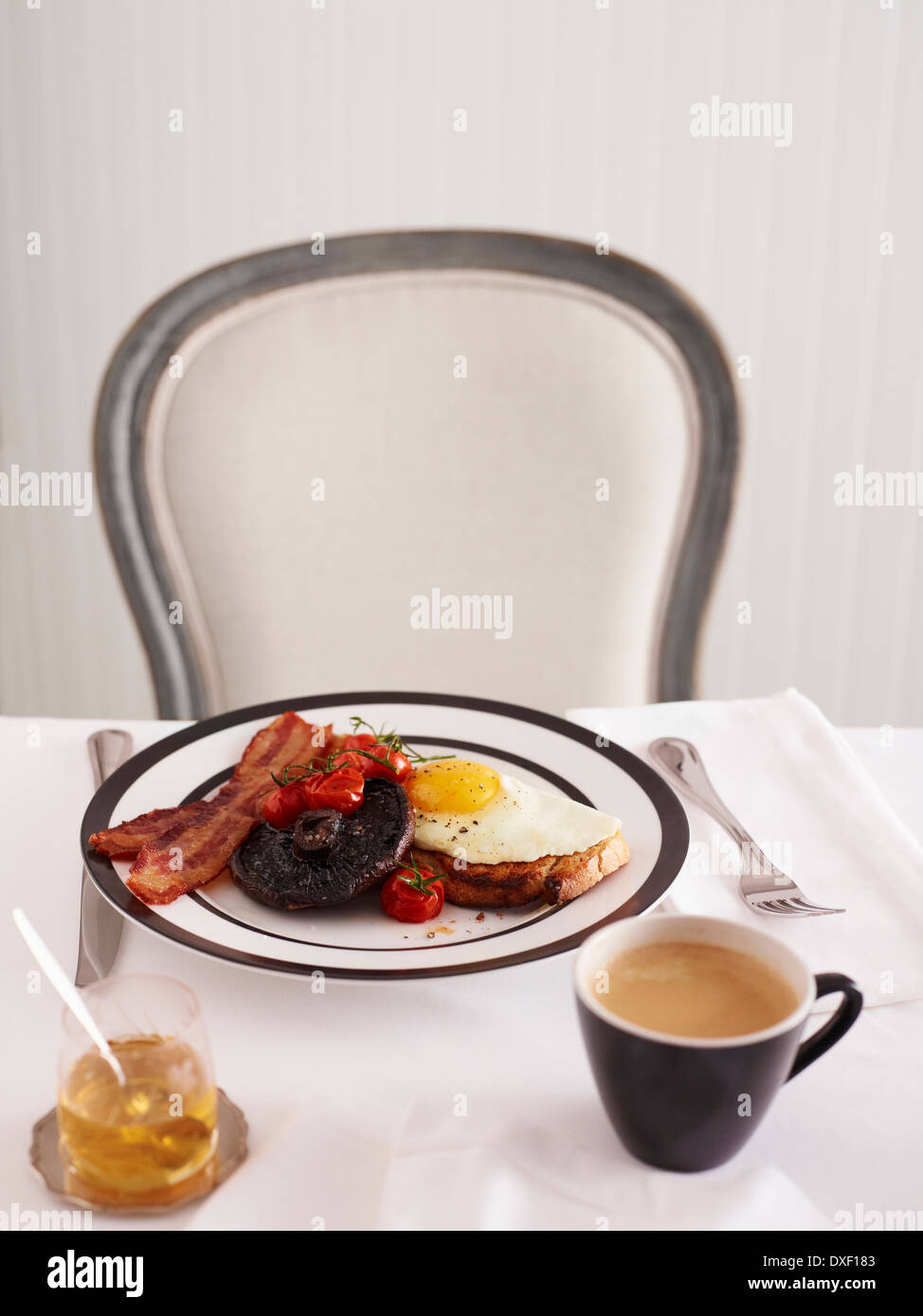 La prima colazione con pancetta, uova fritte, pane tostato e caffè, Studio Shot Foto Stock