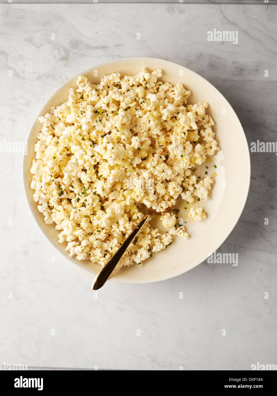 Vista aerea del recipiente di tartufo di popcorn, Studio Shot Foto Stock