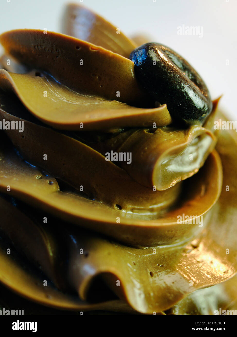 Close Up di cioccolato tortina con chicco di caffè Foto Stock