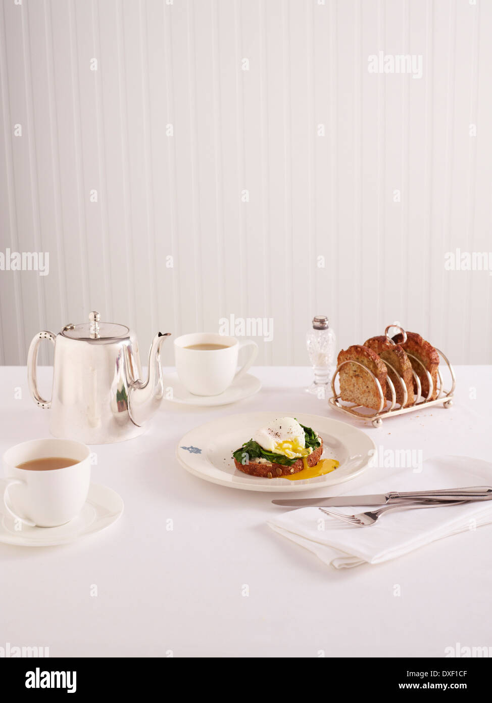 La prima colazione di uovo in camicia su Toast con tè, Studio Shot Foto Stock