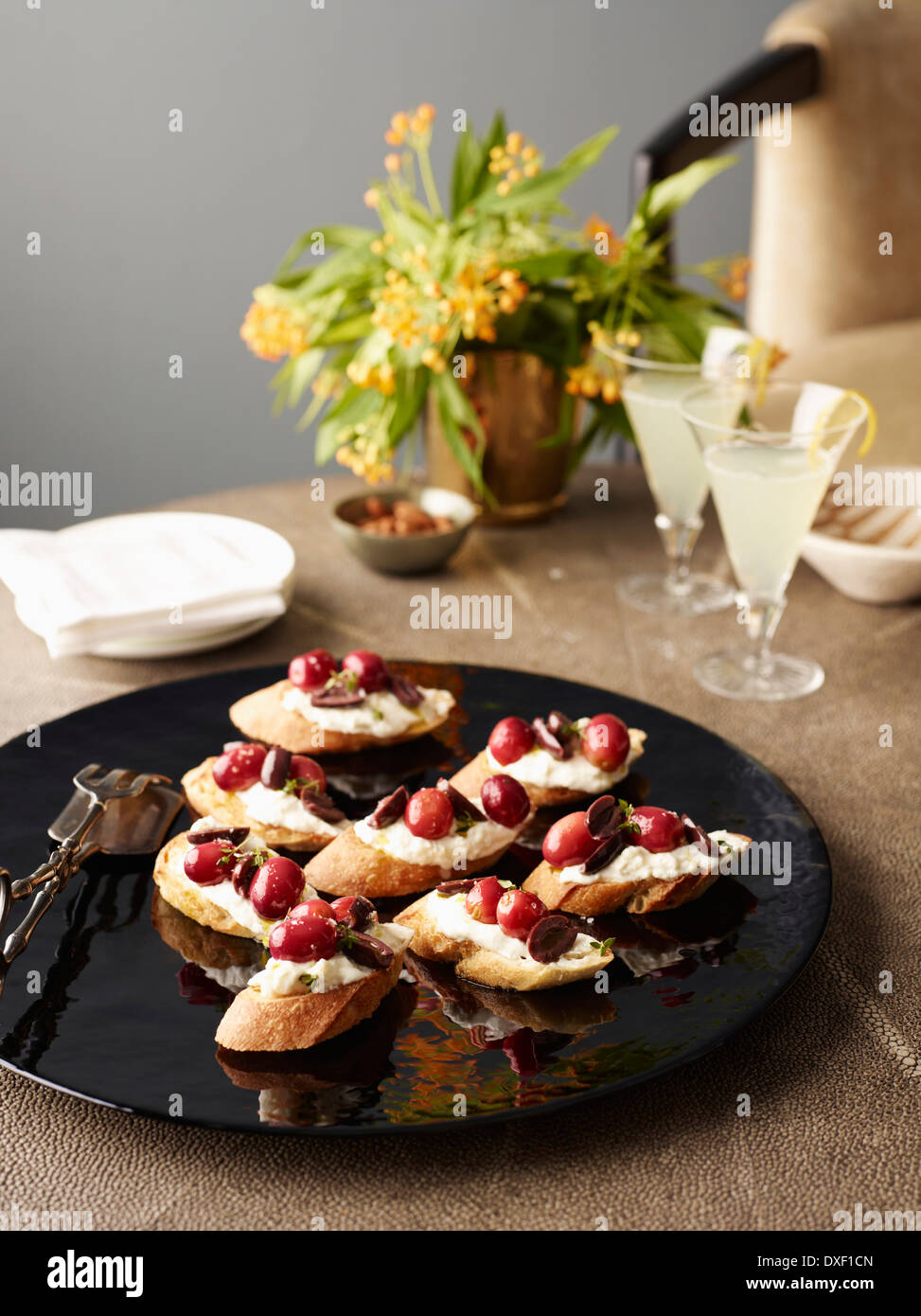 Crostini di uva sul piatto di portata con bevande, Studio Shot Foto Stock