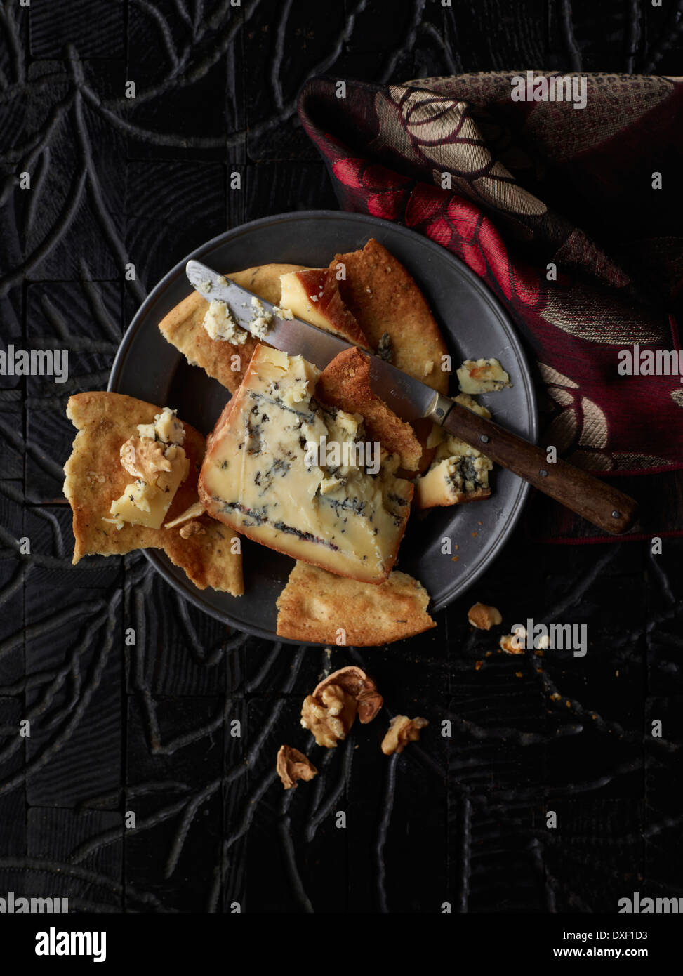 Vista aerea del formaggio blu sul cracker, Studio shot Foto Stock