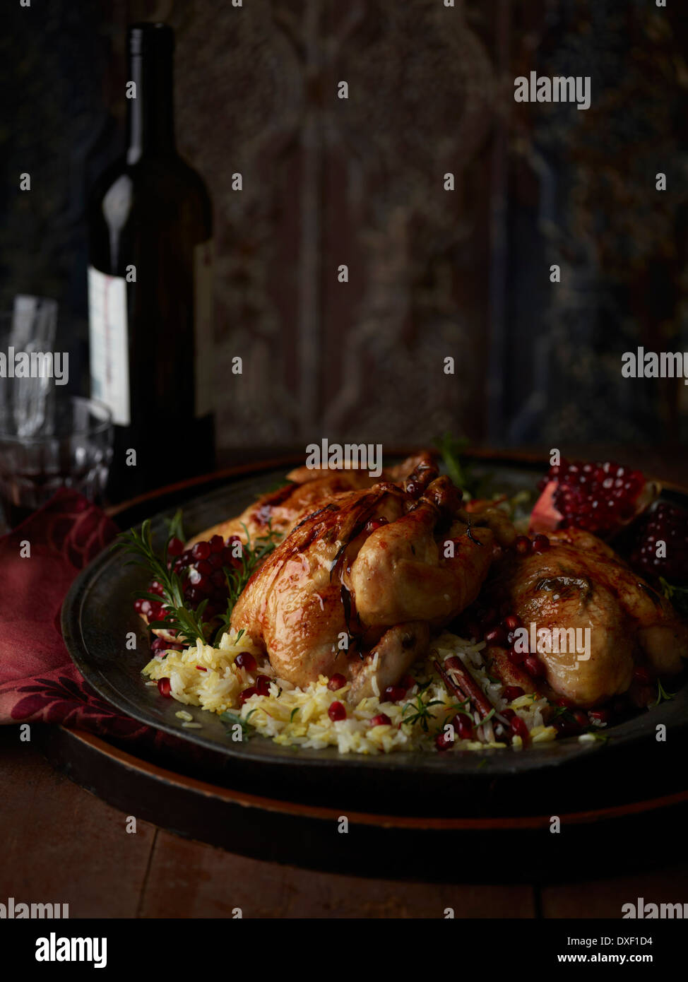 Arrosto di Cornish Gallina con riso e Melograno, Studio Shot Foto Stock