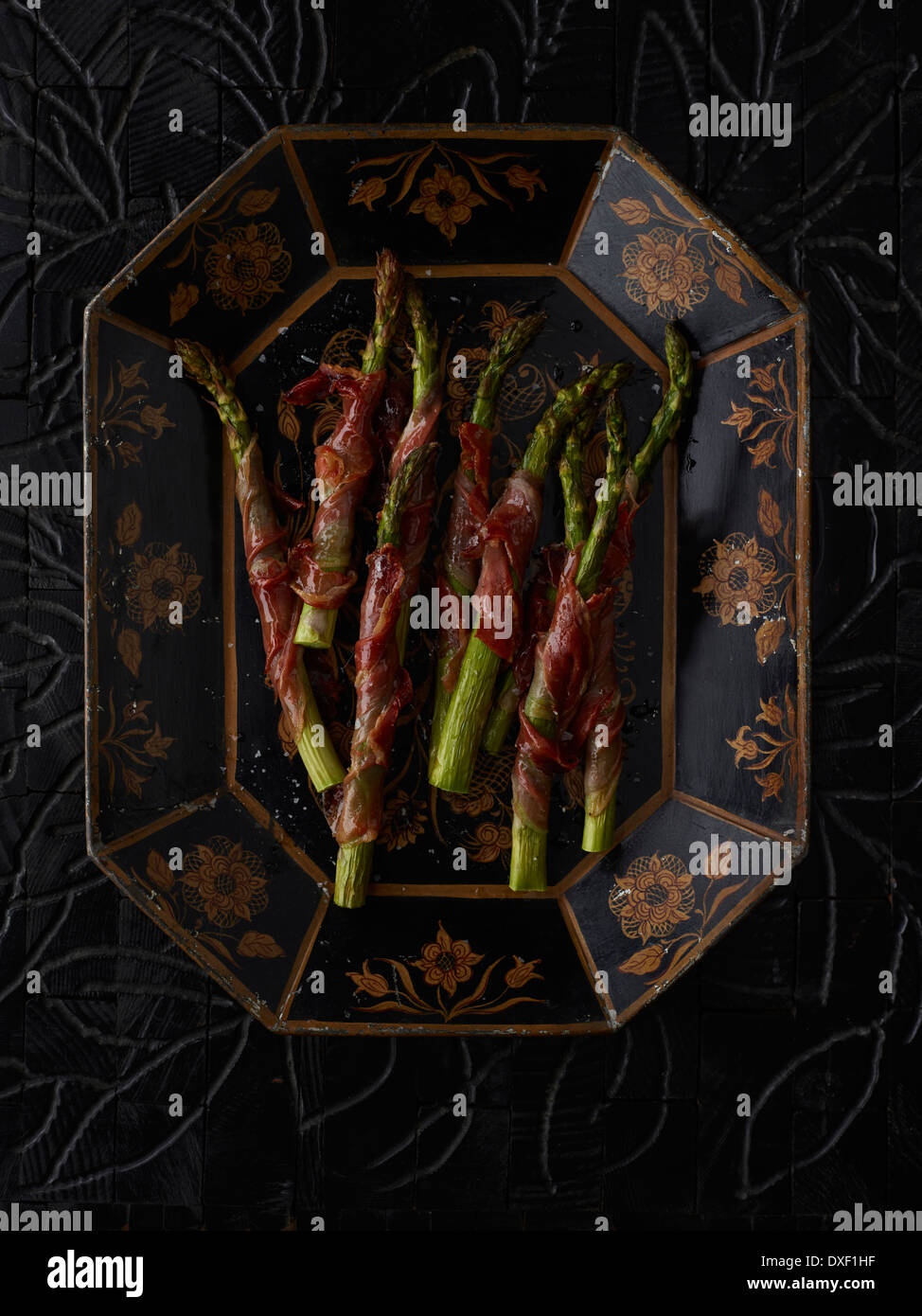 Vista aerea del Prosciutto avvolto di asparagi, Studio Shot Foto Stock