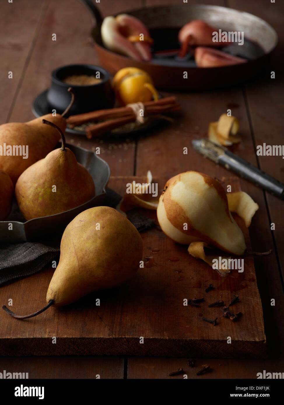 Peeling Pere Bosc sul tagliere, Studio Shot Foto Stock