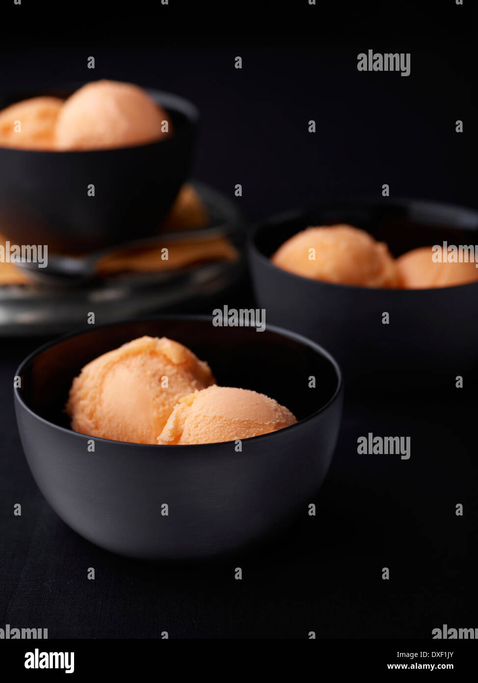 Bocce di Sorbetto all'arancia, Studio Shot Foto Stock