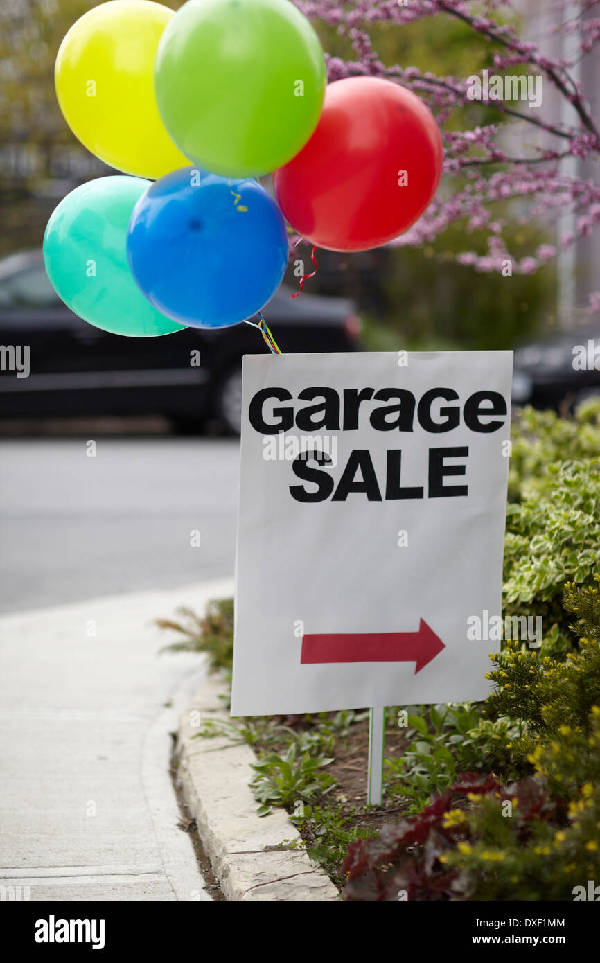Garage vendita segno con palloncini, Toronto, Ontario, Canada Foto Stock