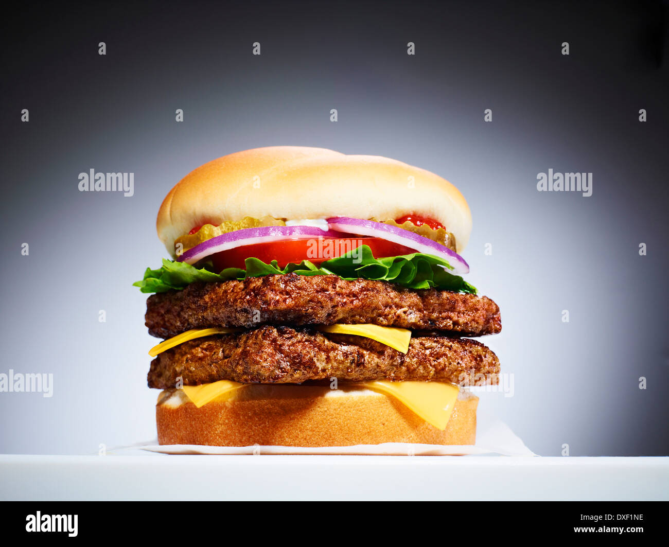 Close-up di doppio Cheeseburger, Studio Shot Foto Stock