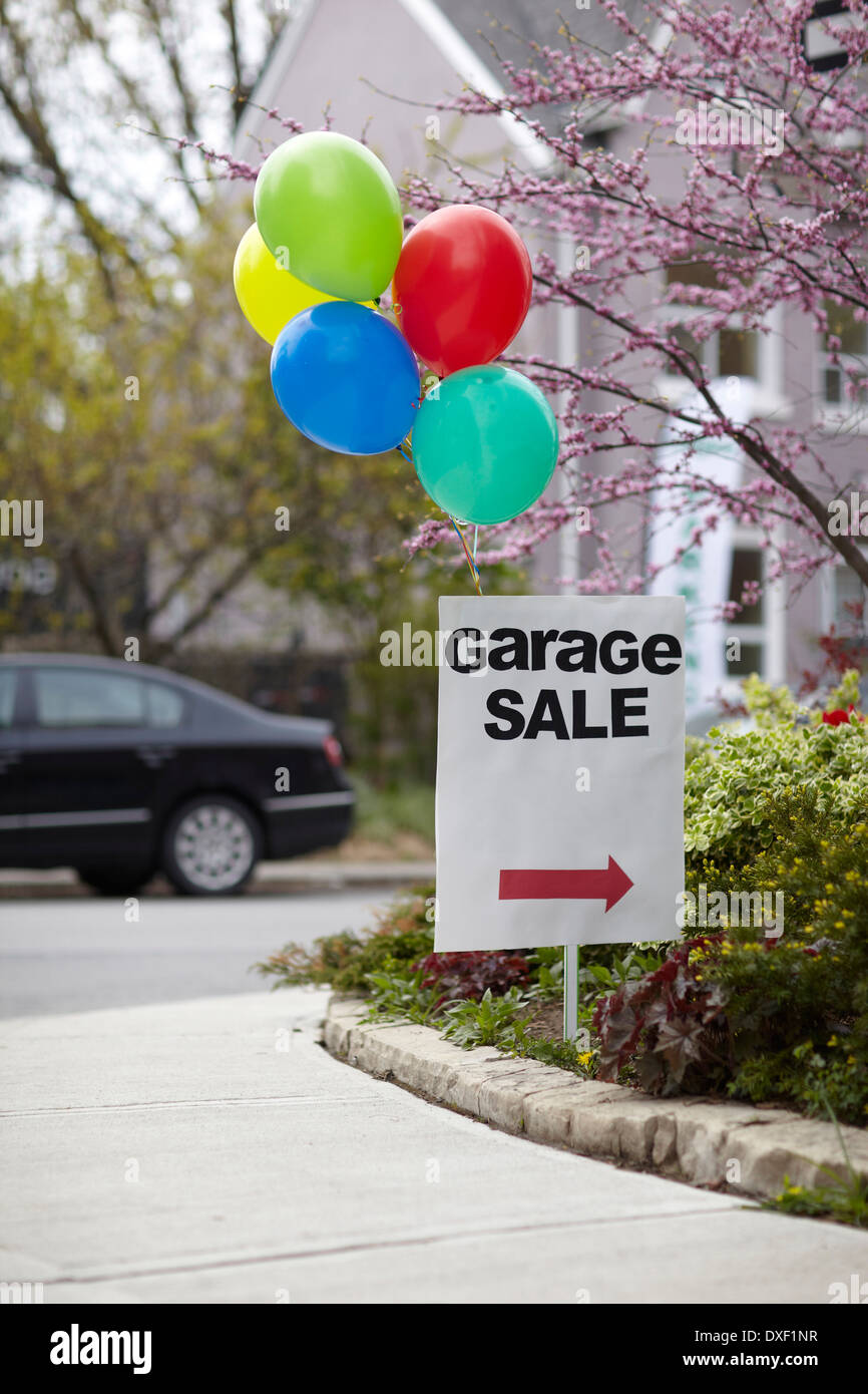 Garage vendita segno con palloncini, Toronto, Ontario, Canada Foto Stock