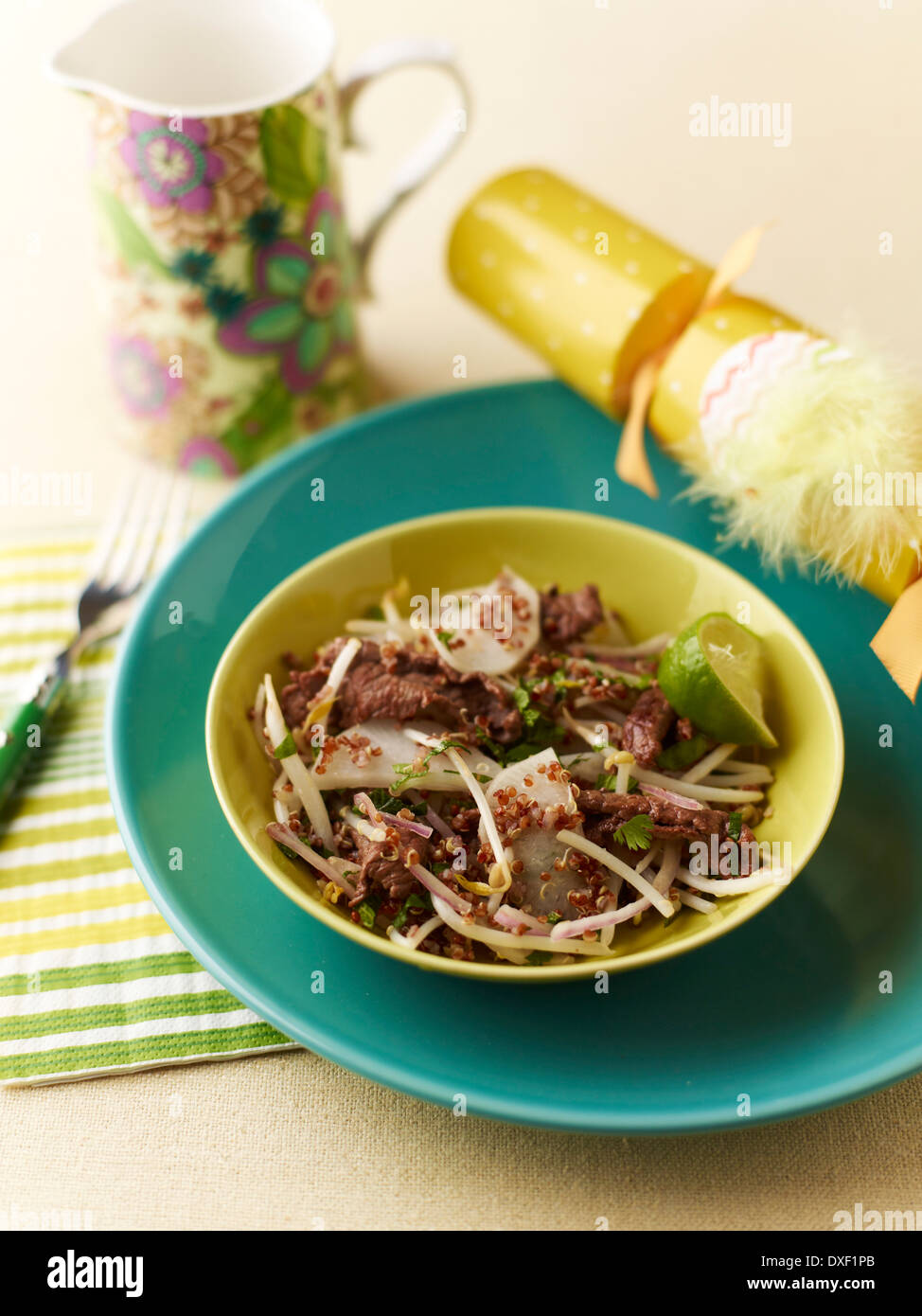 Manzo alla griglia con insalata di Pasqua decorazione, Studio Shot Foto Stock
