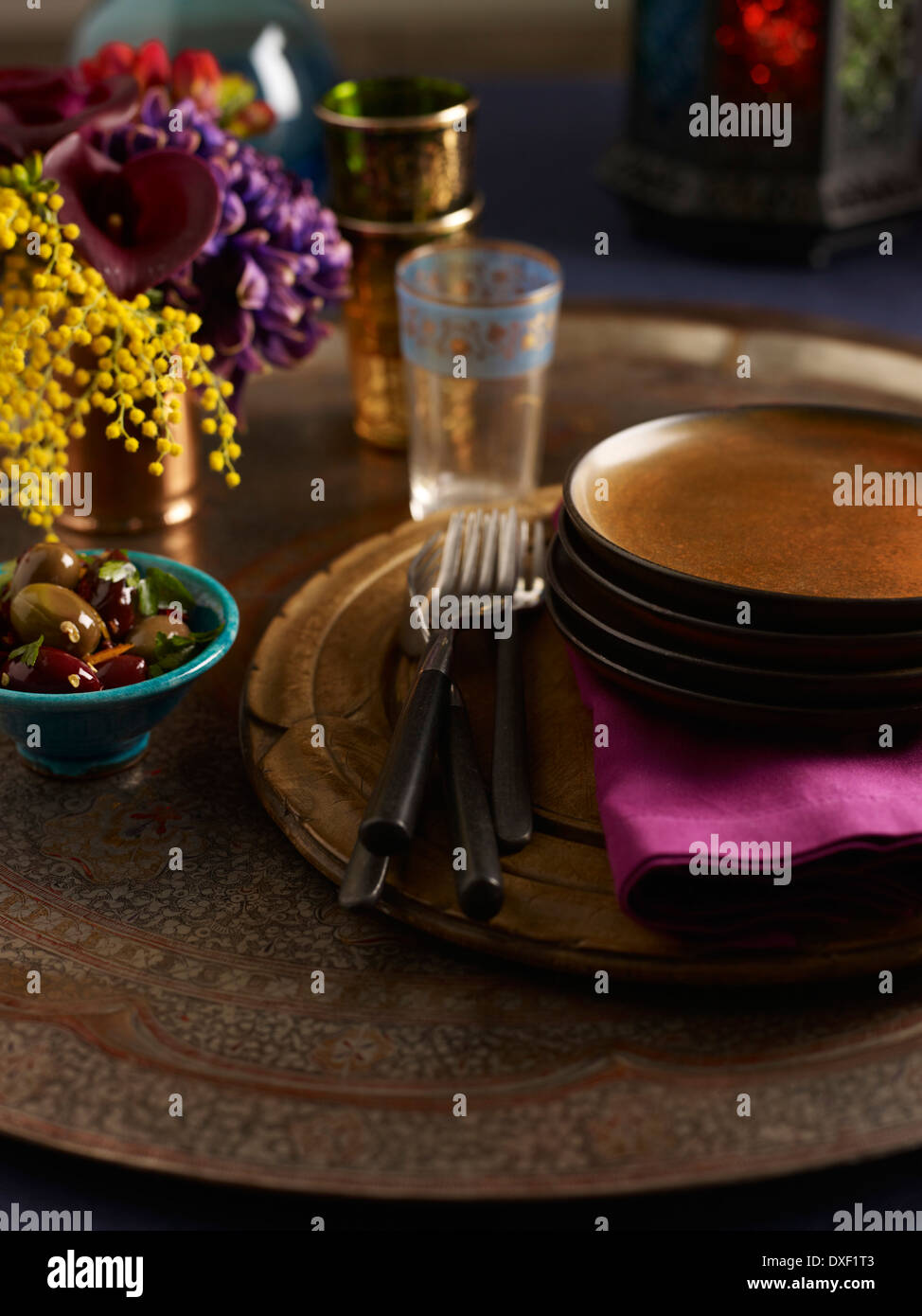 Piastre impilate su tavola con ciotola di olive, Studio Shot Foto Stock