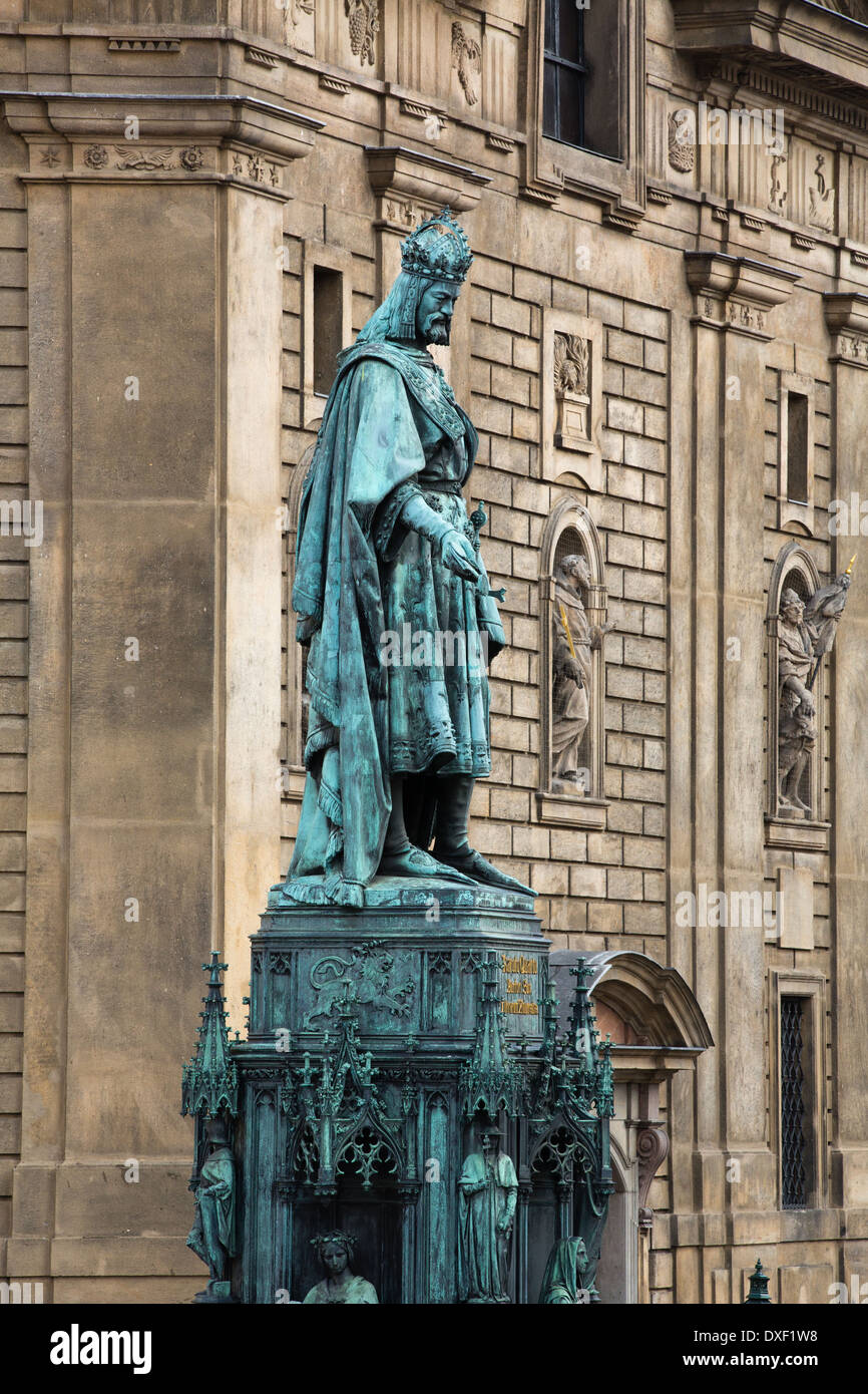 Statua di re Carlo IV, Cavalieri della Croce, Piazza della Città Vecchia di Praga Foto Stock