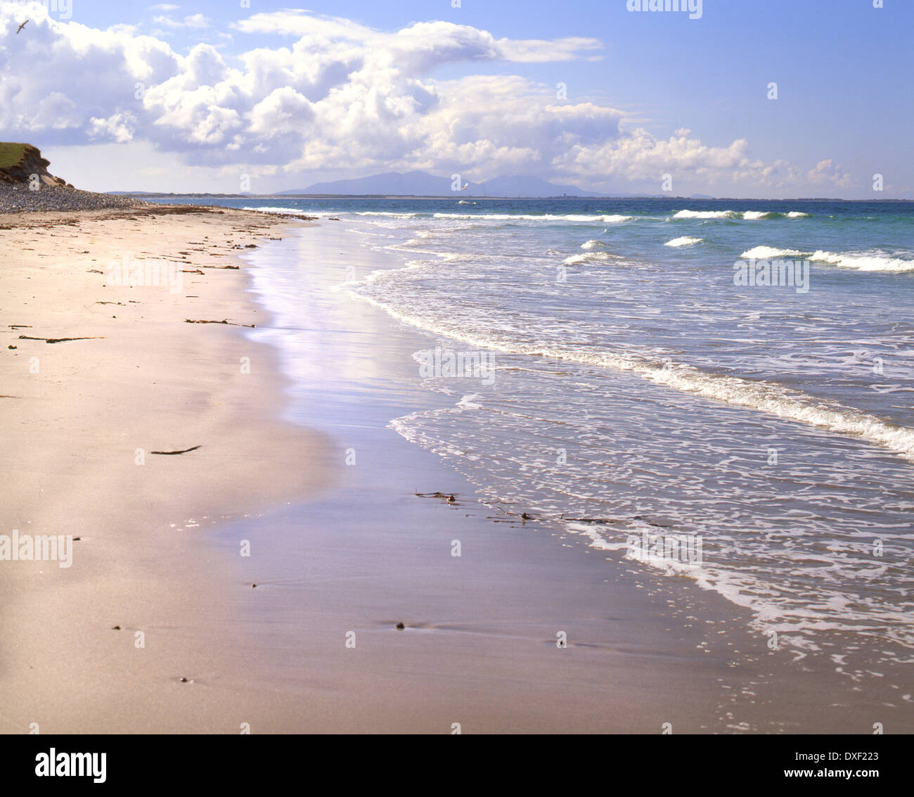 Guardando verso sud dalla spiaggia Baleshare North Uist verso le colline del sud Uist Ebridi Esterne Foto Stock