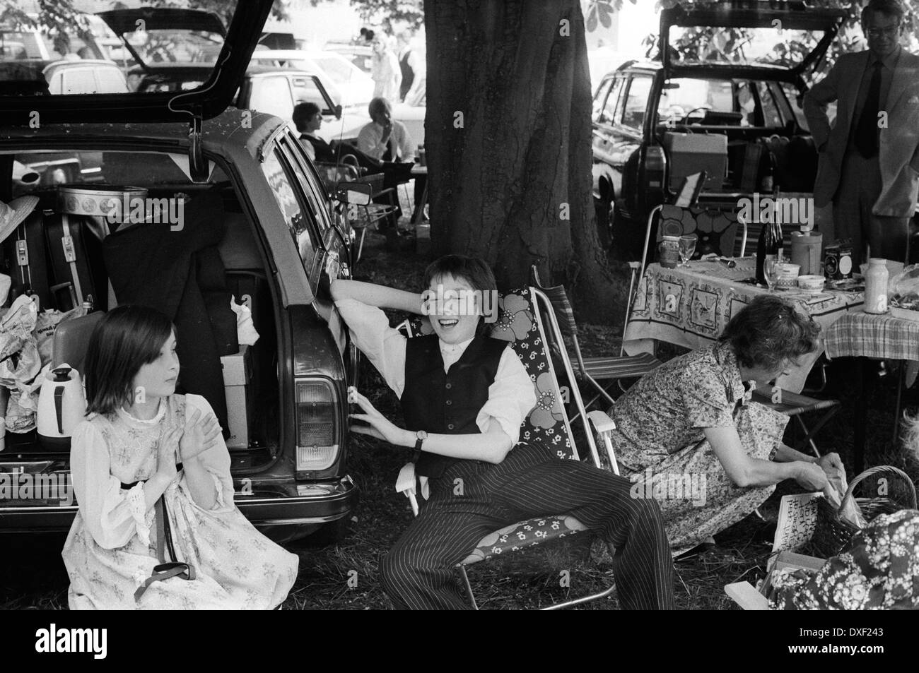 Picnic in famiglia durante la partita di cricket inter-House sul campo da gioco chiamato Agars Plough. Eton College 4 giugno 1978. Windsor, Berkshire 1970s UK HOMER SYKES Foto Stock