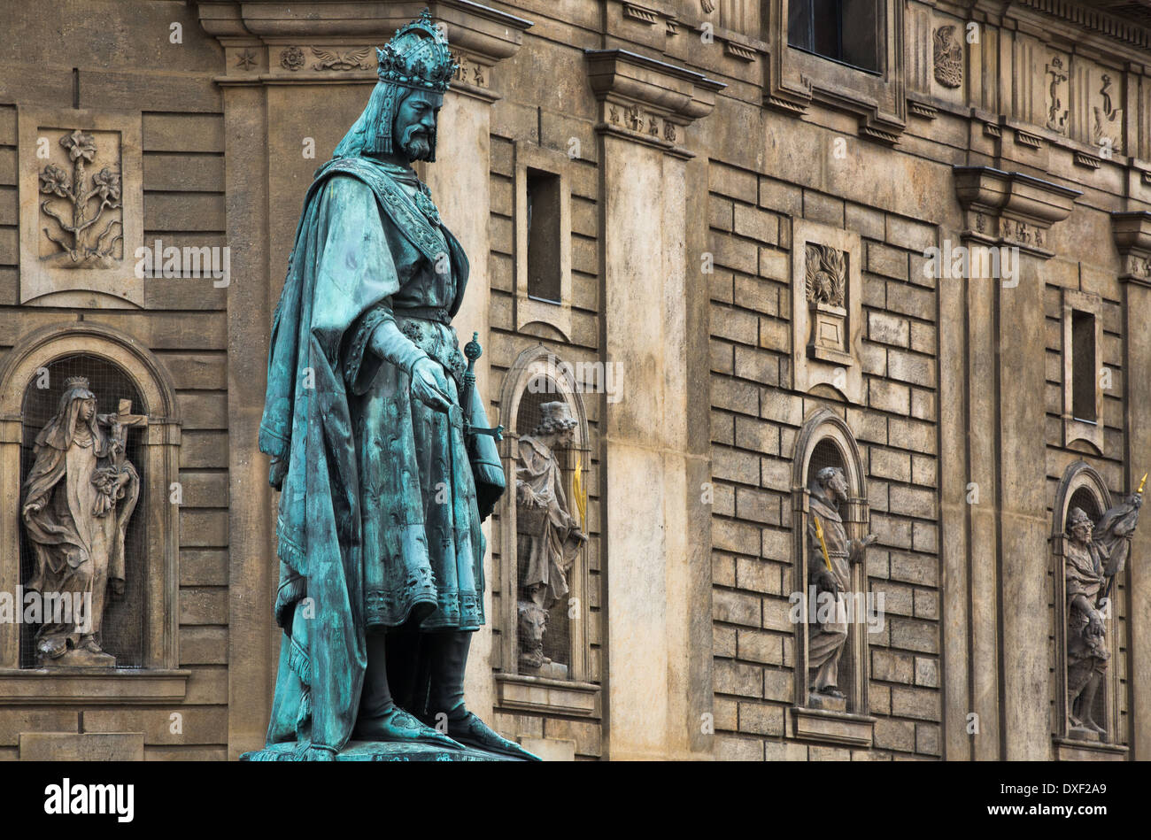 Statua di re Carlo IV, Cavalieri della Croce, Piazza della Città Vecchia di Praga Foto Stock