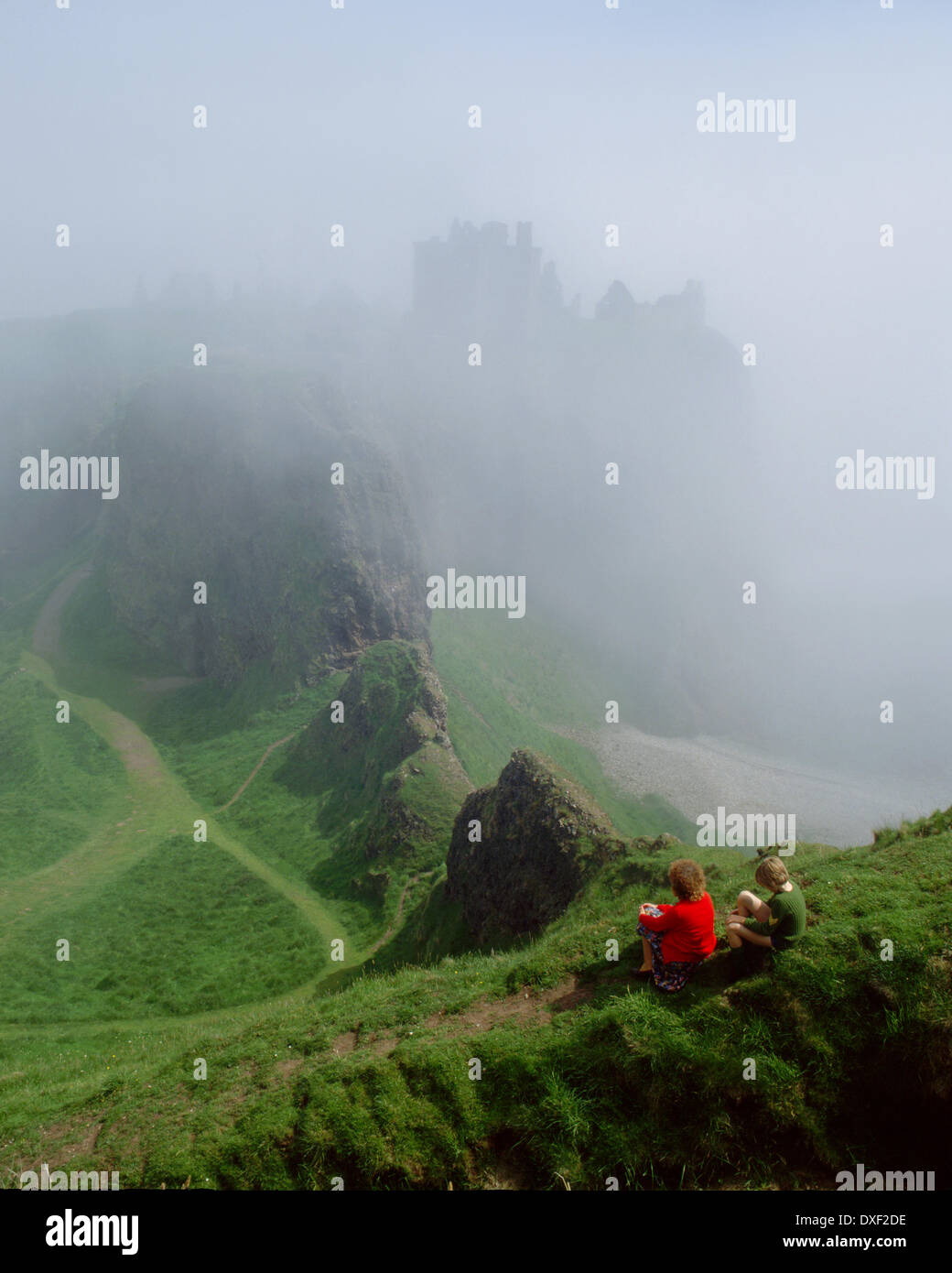 Misty in scena al castello di Dunnottar, Aberdeenshire, N/E Scozia Foto Stock