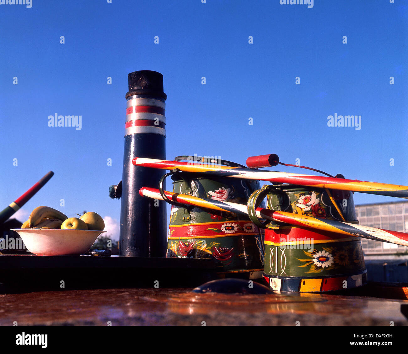 Il camino e la benna dipinta a mano su un Narrowboat sul shropshire union canal,chester,cheshire england. Foto Stock