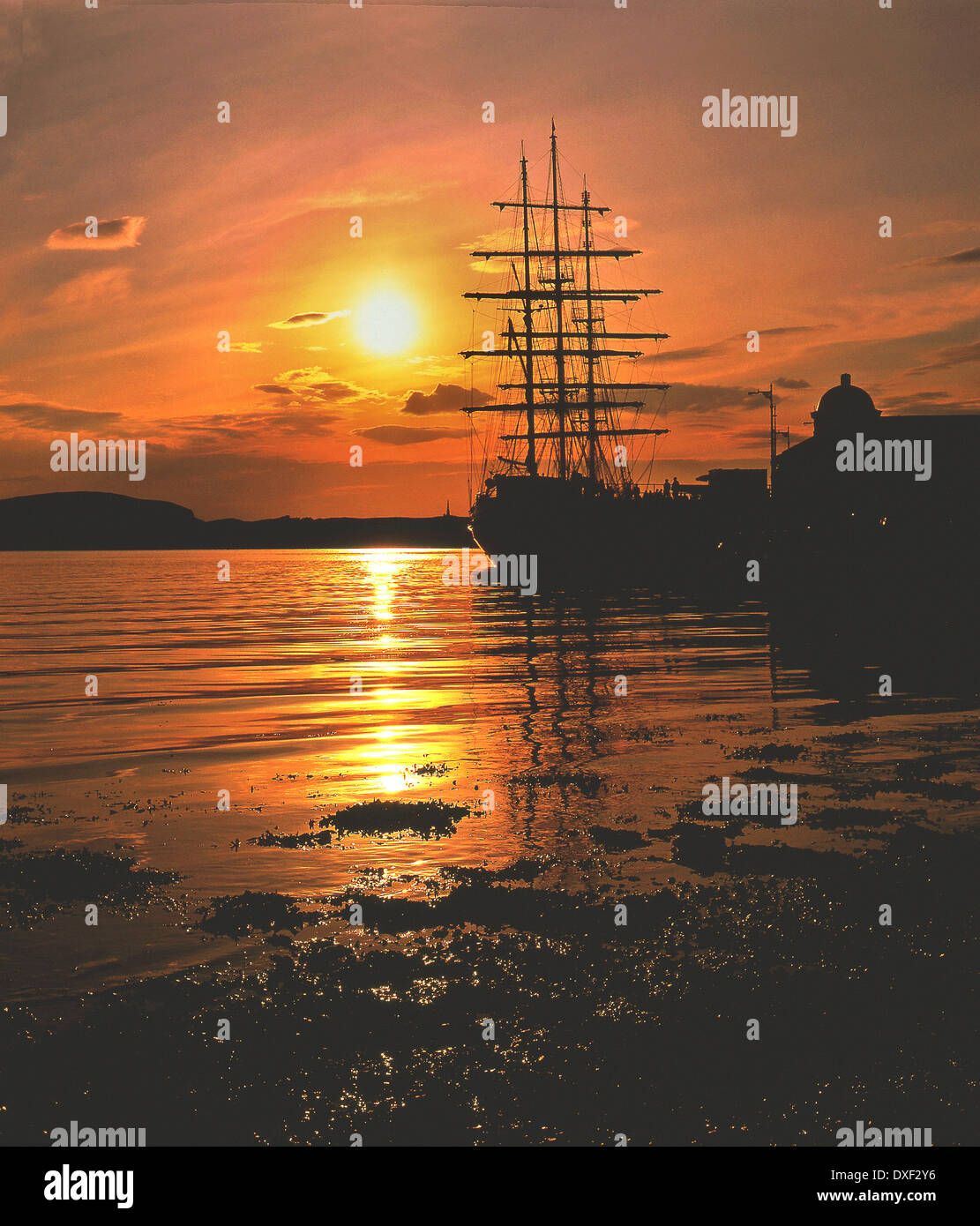 Silhouette al tramonto con alte nave al molo nord a Oban Argyll Foto Stock