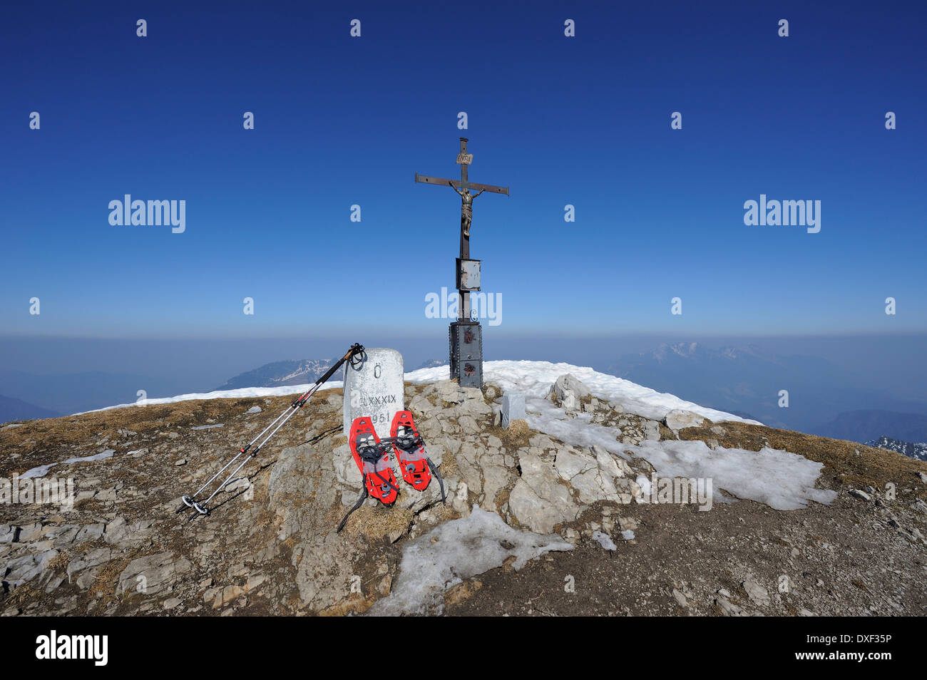 Racchette da neve e bastoncini da trekking al vertice di Sonntagshorn in inverno, Baviera, Germania Foto Stock